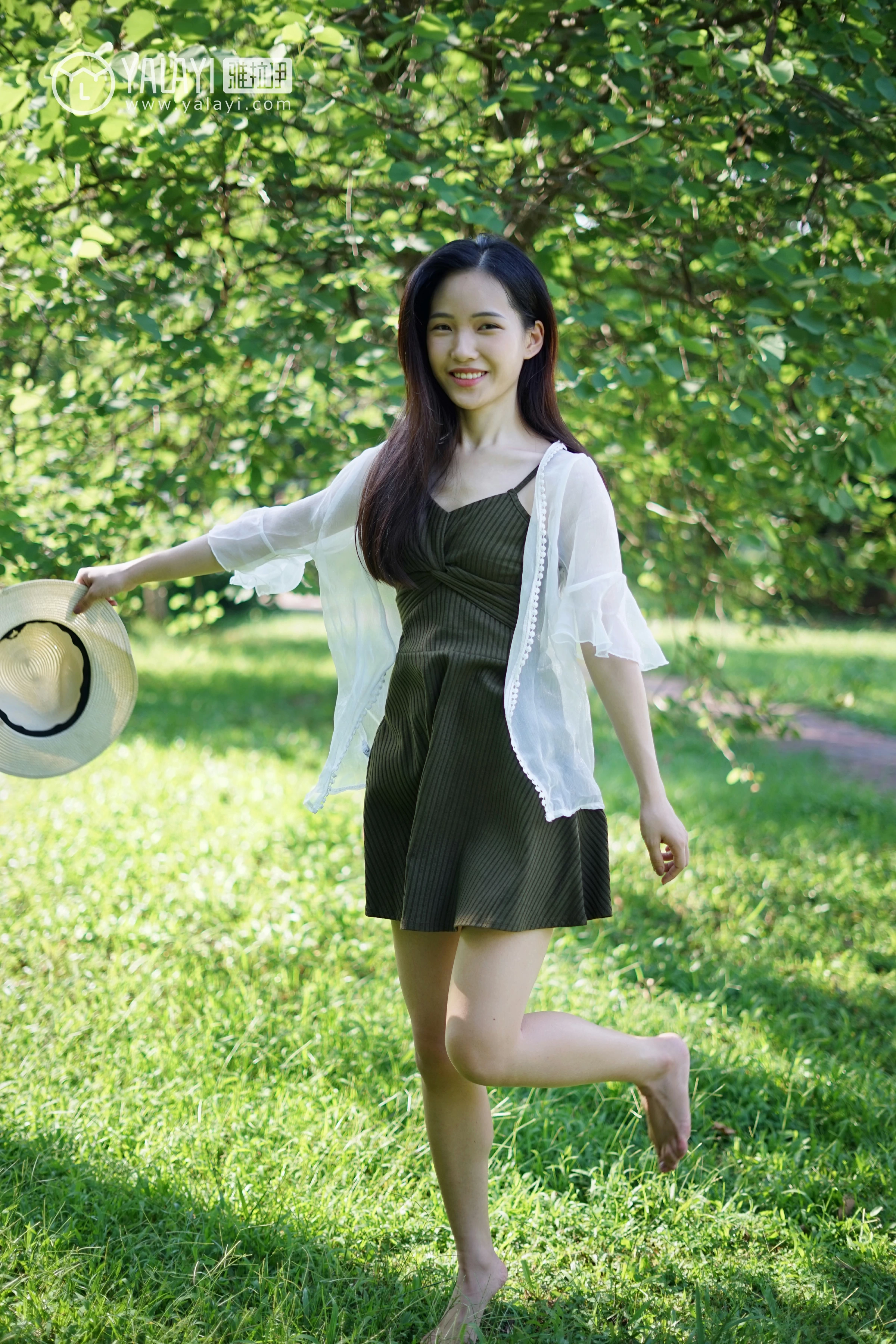 [YALAYI雅拉伊]NO.027 校园邂逅 卡柔 白色短袖加灰色短裙与吊带连衣裙性感私房写真集第12张