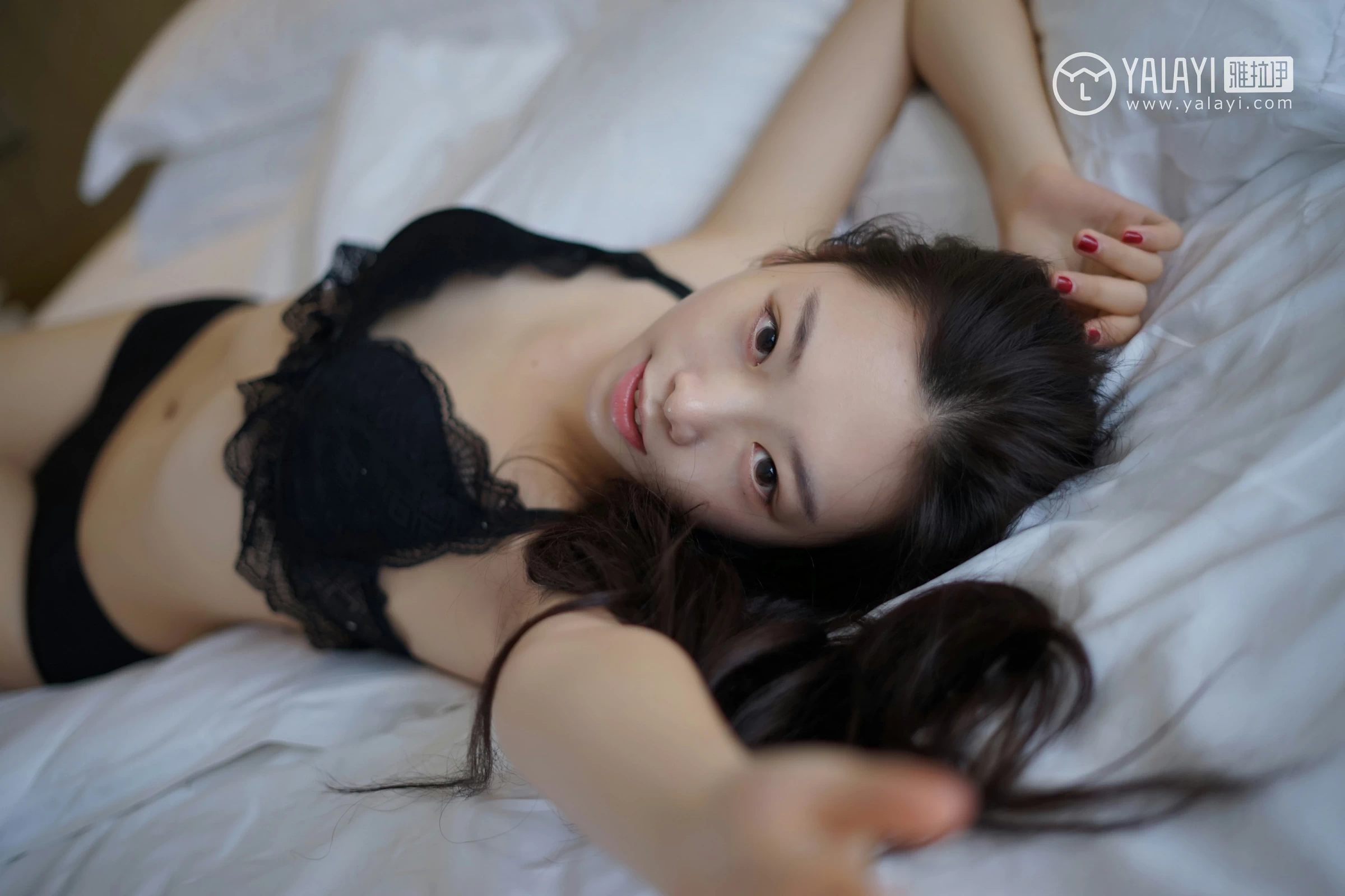 [YALAYI雅拉伊]NO.018 水嫩红颜 严冰冰 黑色透视连衣裙加黑色蕾丝内衣性感私房写真集第10张