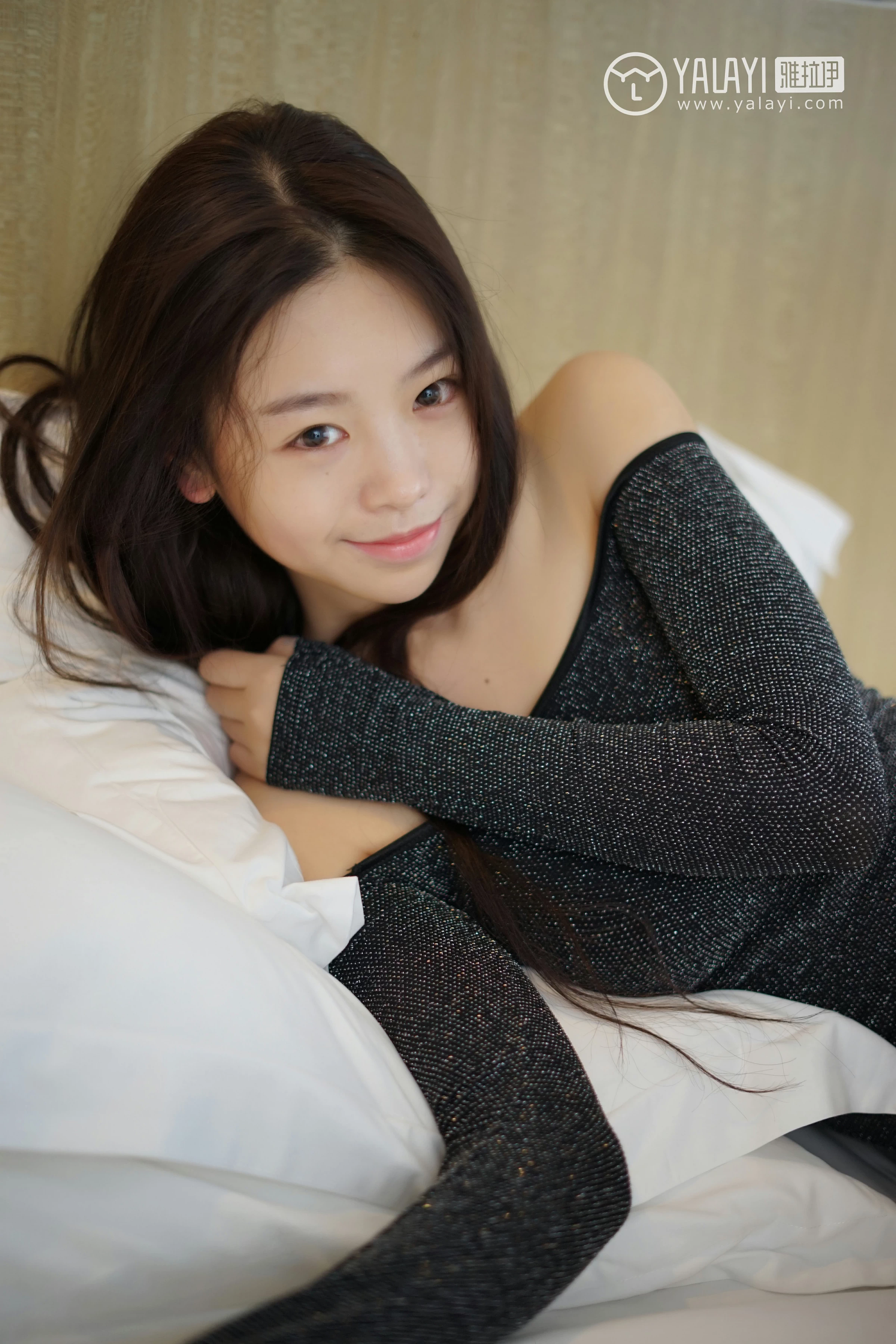 [YALAYI雅拉伊]NO.019 滚床单的诱惑 严冰冰 黑色紧身抹胸连衣裙性感私房写真集第9张