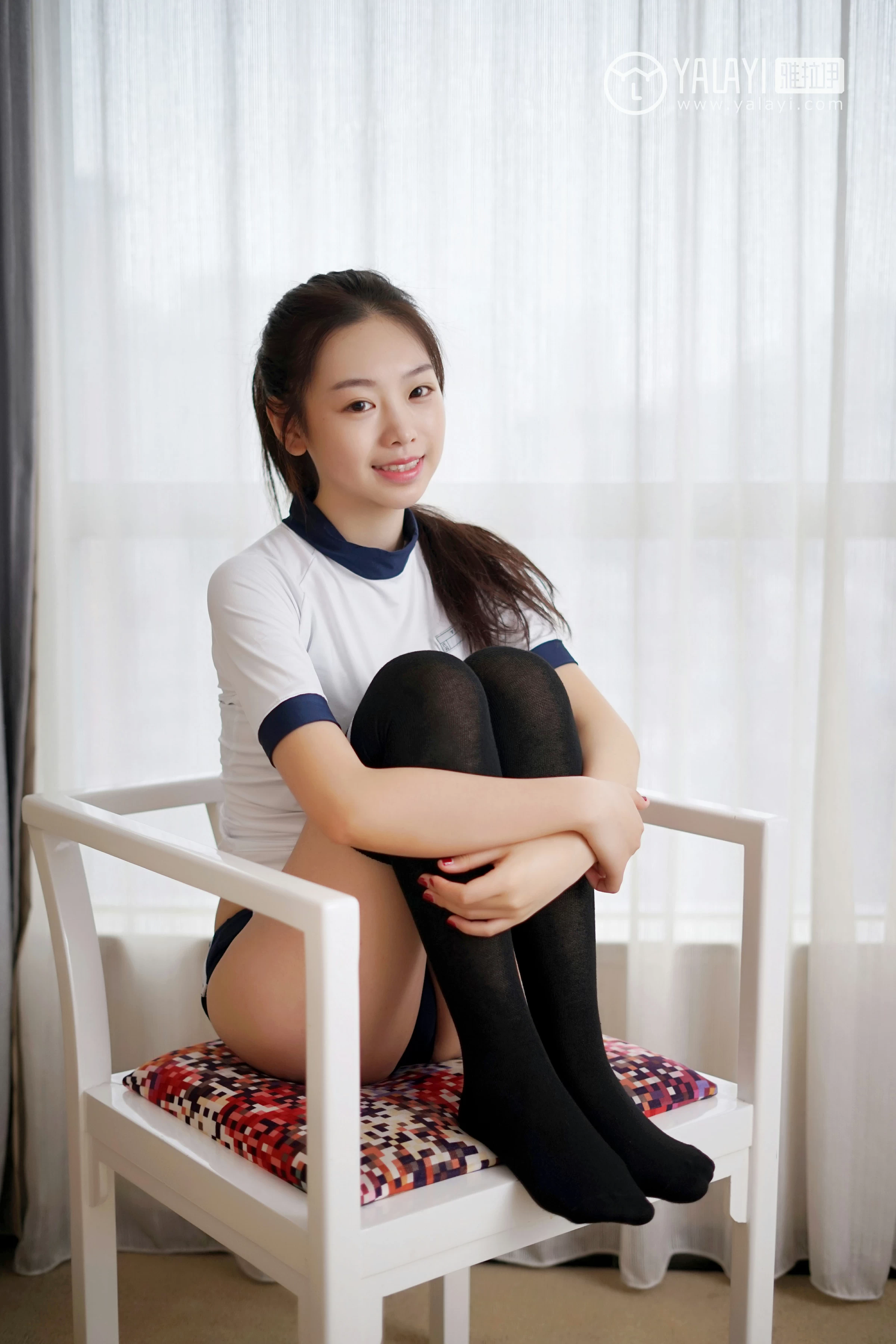 [YALAYI雅拉伊]NO.020 清纯学妹 严冰冰 白色紧身短袖与黑色安全裤加黑色丝袜美腿性感私房写真集第7张