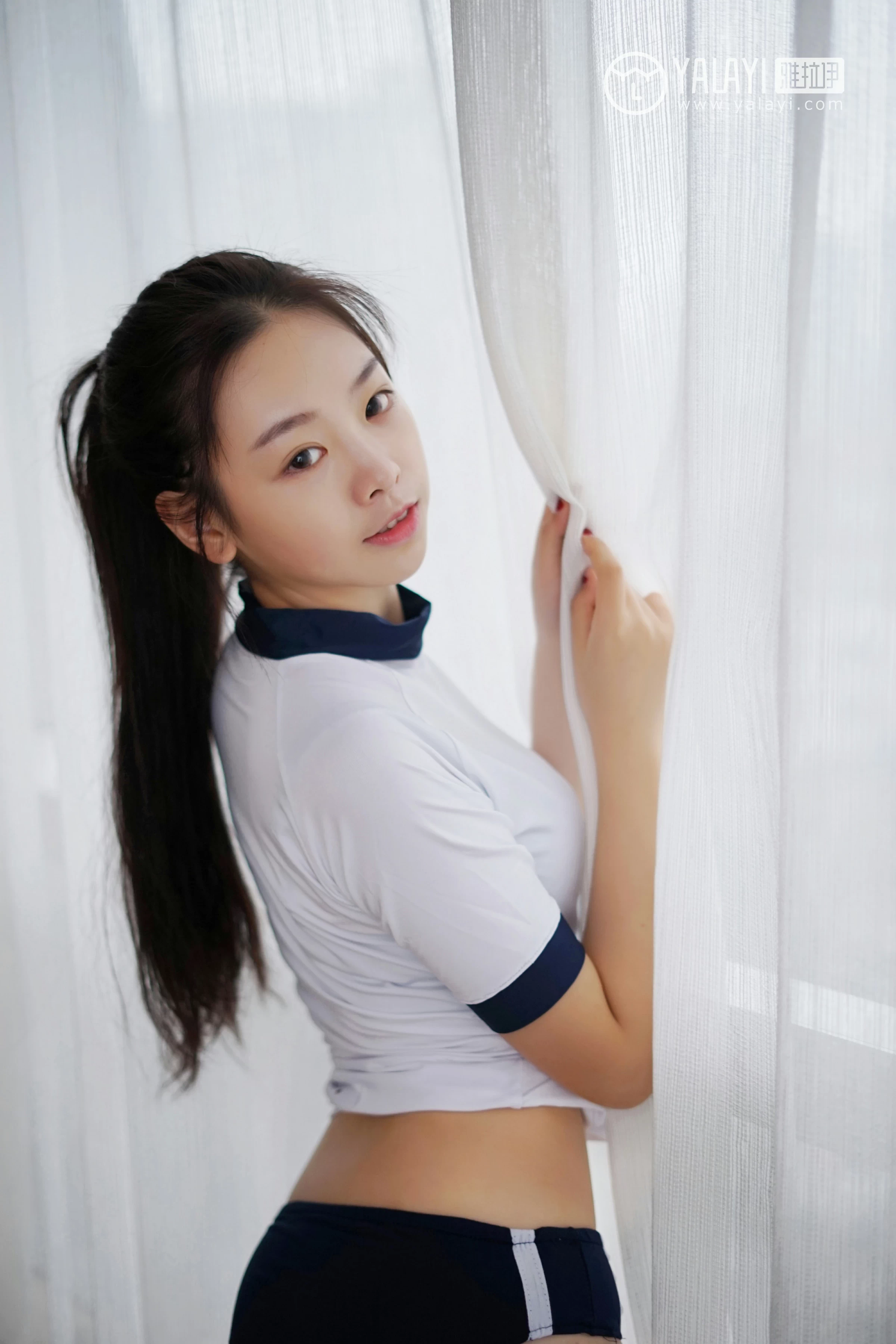 [YALAYI雅拉伊]NO.020 清纯学妹 严冰冰 白色紧身短袖与黑色安全裤加黑色丝袜美腿性感私房写真集第14张