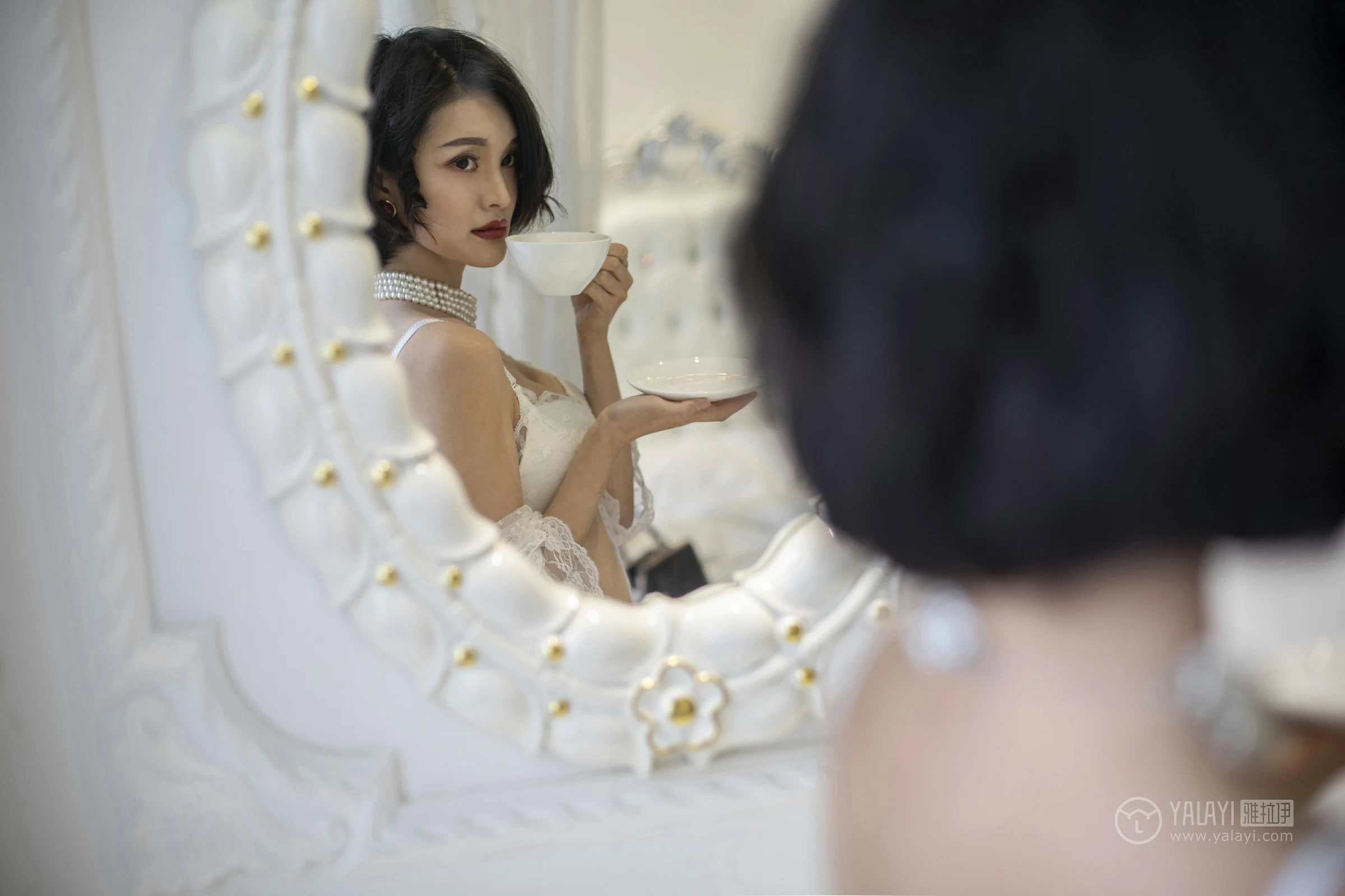 [YALAYI雅拉伊]No.187 盼兮 王艺颖 透视镂空睡衣与白色蕾丝内衣加白色情趣渔网袜性感私房写真集第2张