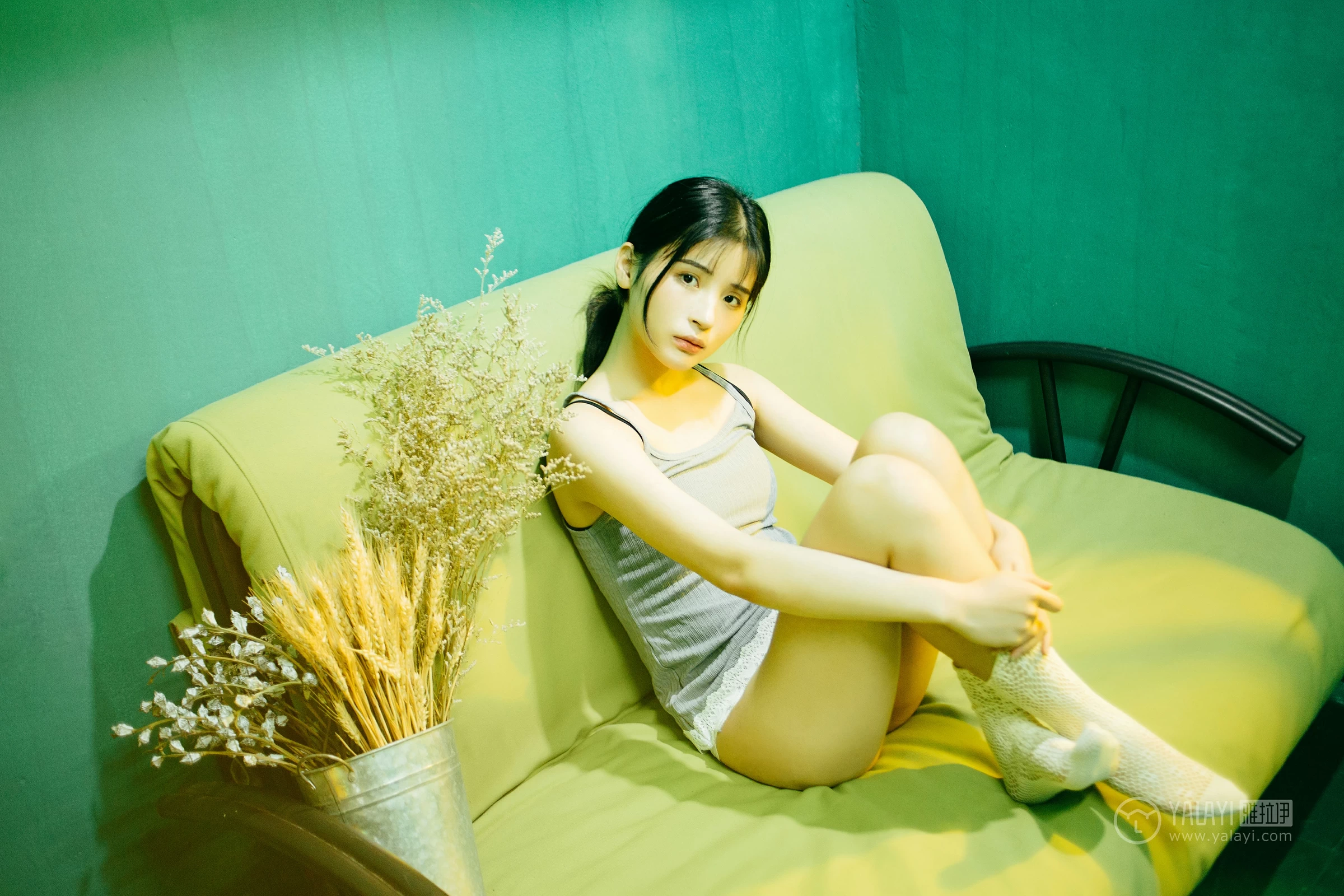 [YALAYI雅拉伊]No.198 重庆森林 阿惜 灰色吊带小背心加安全短裤性感私房写真集第9张