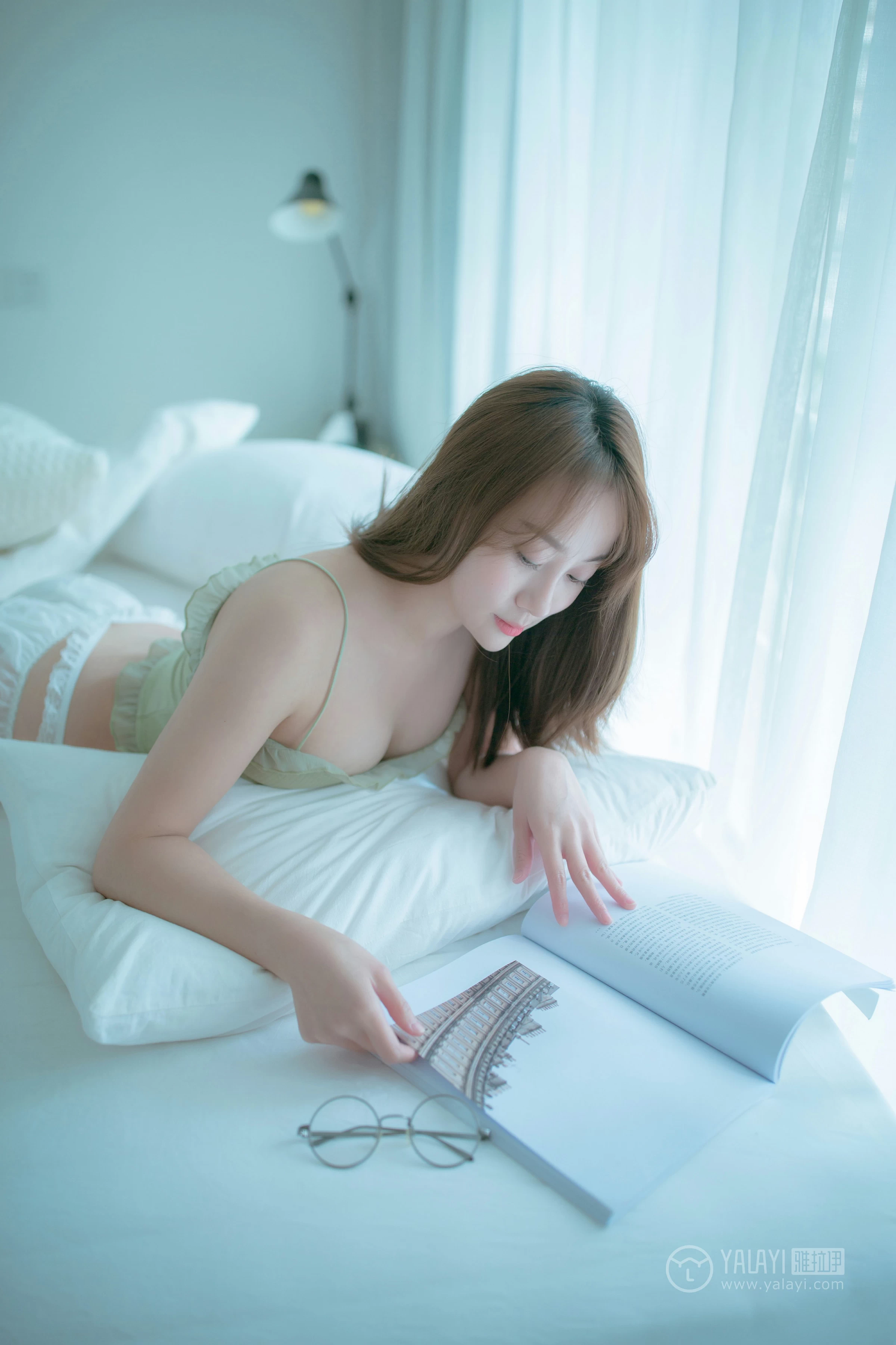 [YALAYI雅拉伊]No.205 薄荷味 水水酱 吊带蕾丝内衣加白色镂空丝袜性感私房写真集第4张