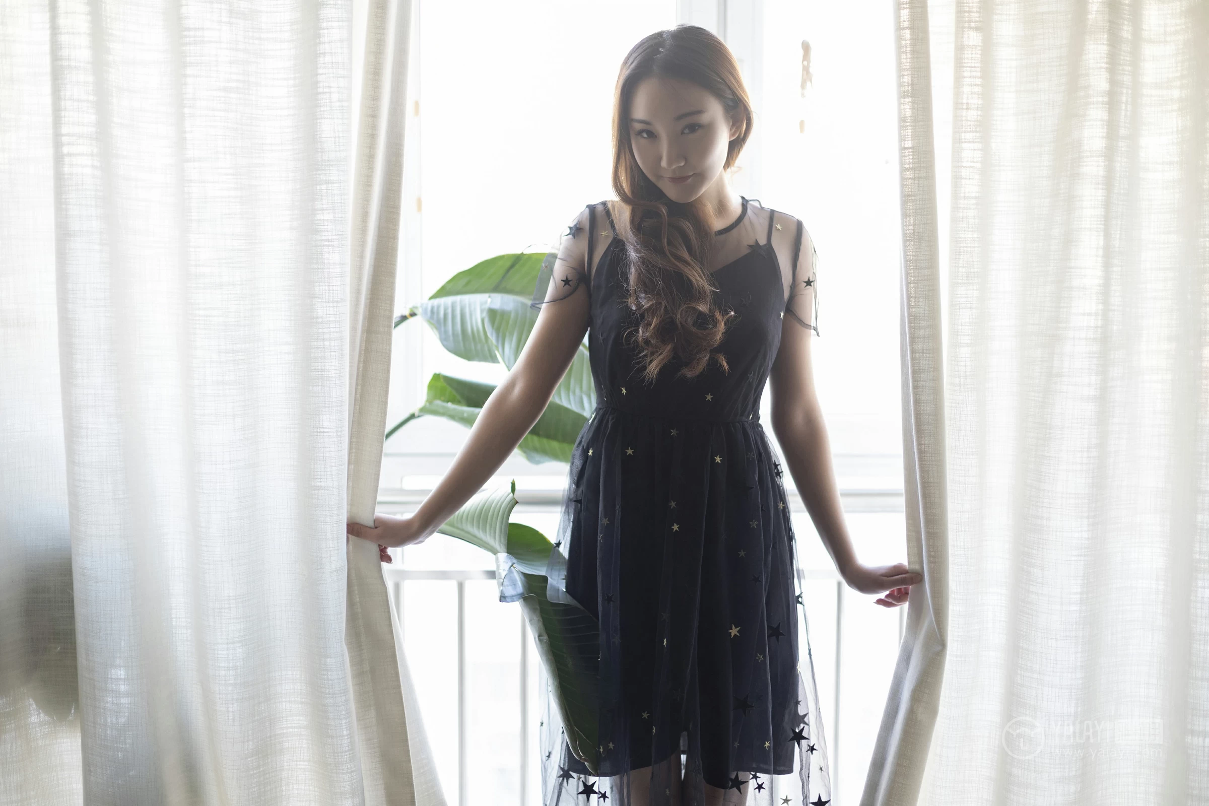 [YALAYI雅拉伊]No.220 等候 丁煊彤 黑色透视吊带连衣裙性感私房写真集第9张