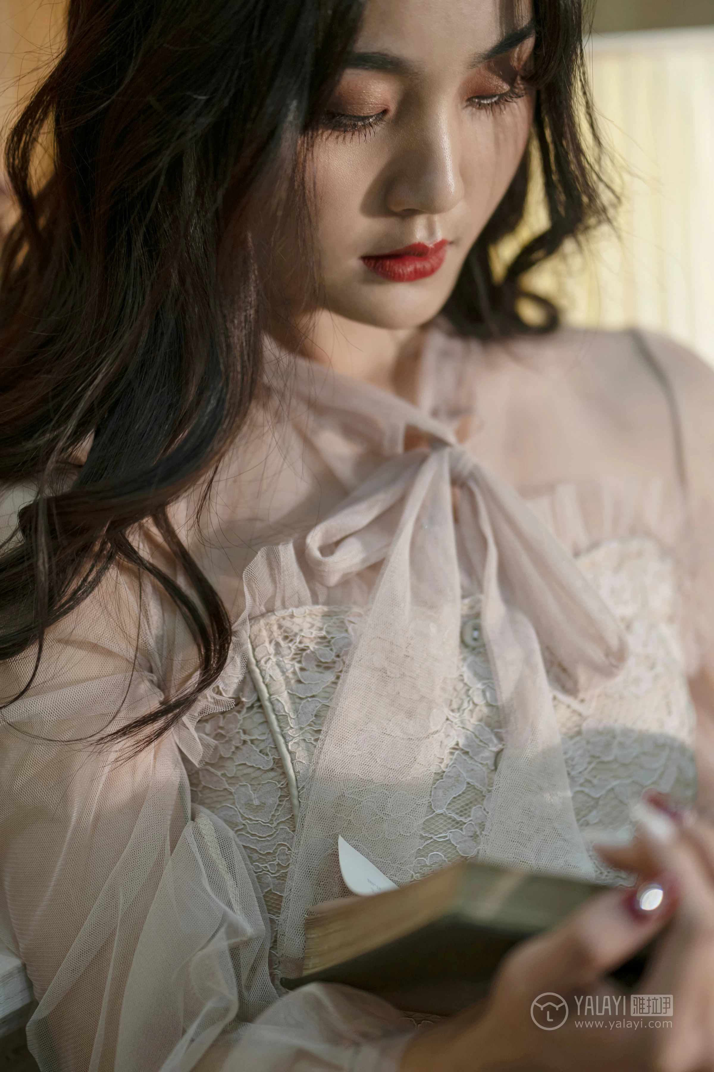 [YALAYI雅拉伊]No.227 蓝月 项兴咏 粉色透视镂空连衣裙性感私房写真集第3张