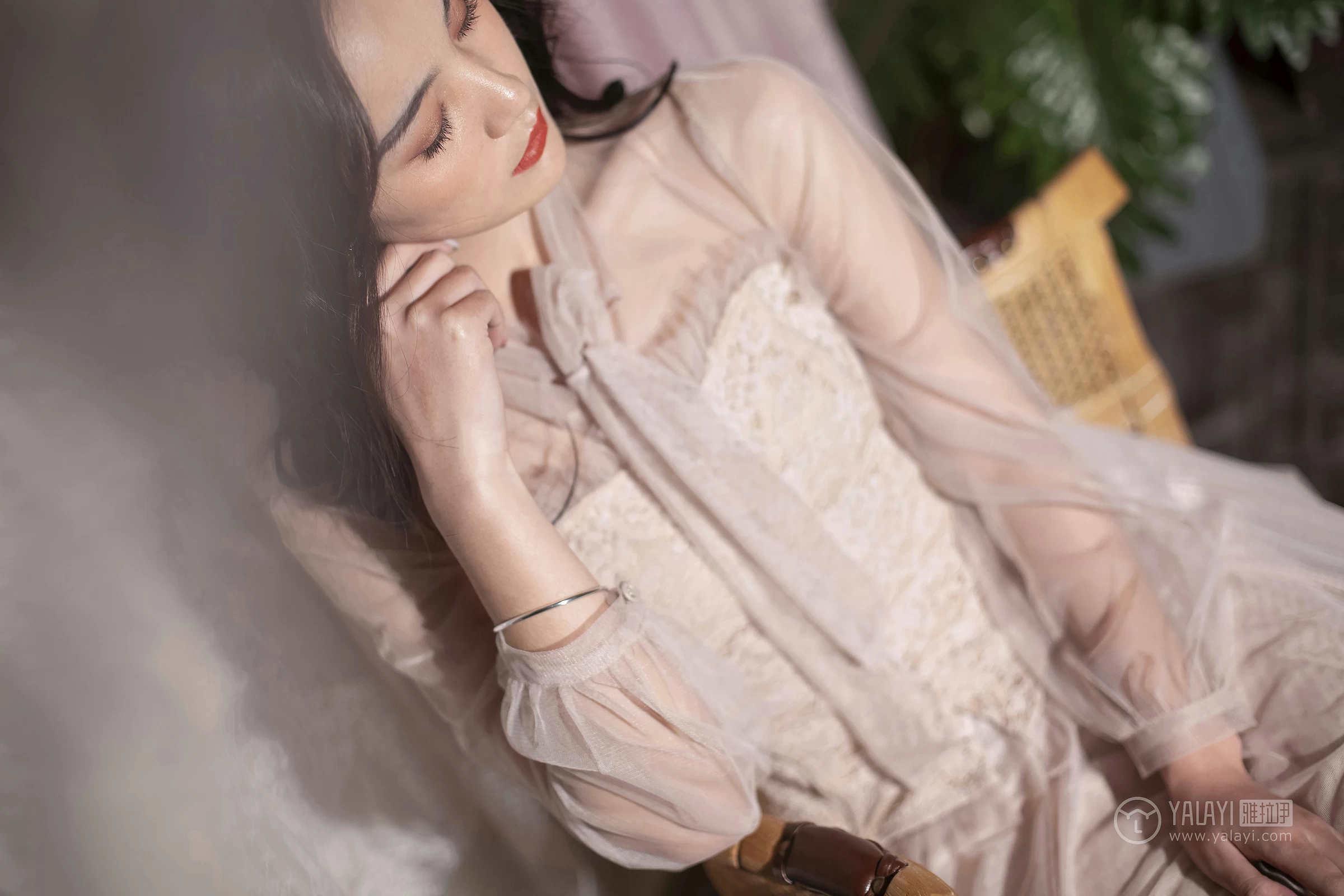 [YALAYI雅拉伊]No.227 蓝月 项兴咏 粉色透视镂空连衣裙性感私房写真集第9张