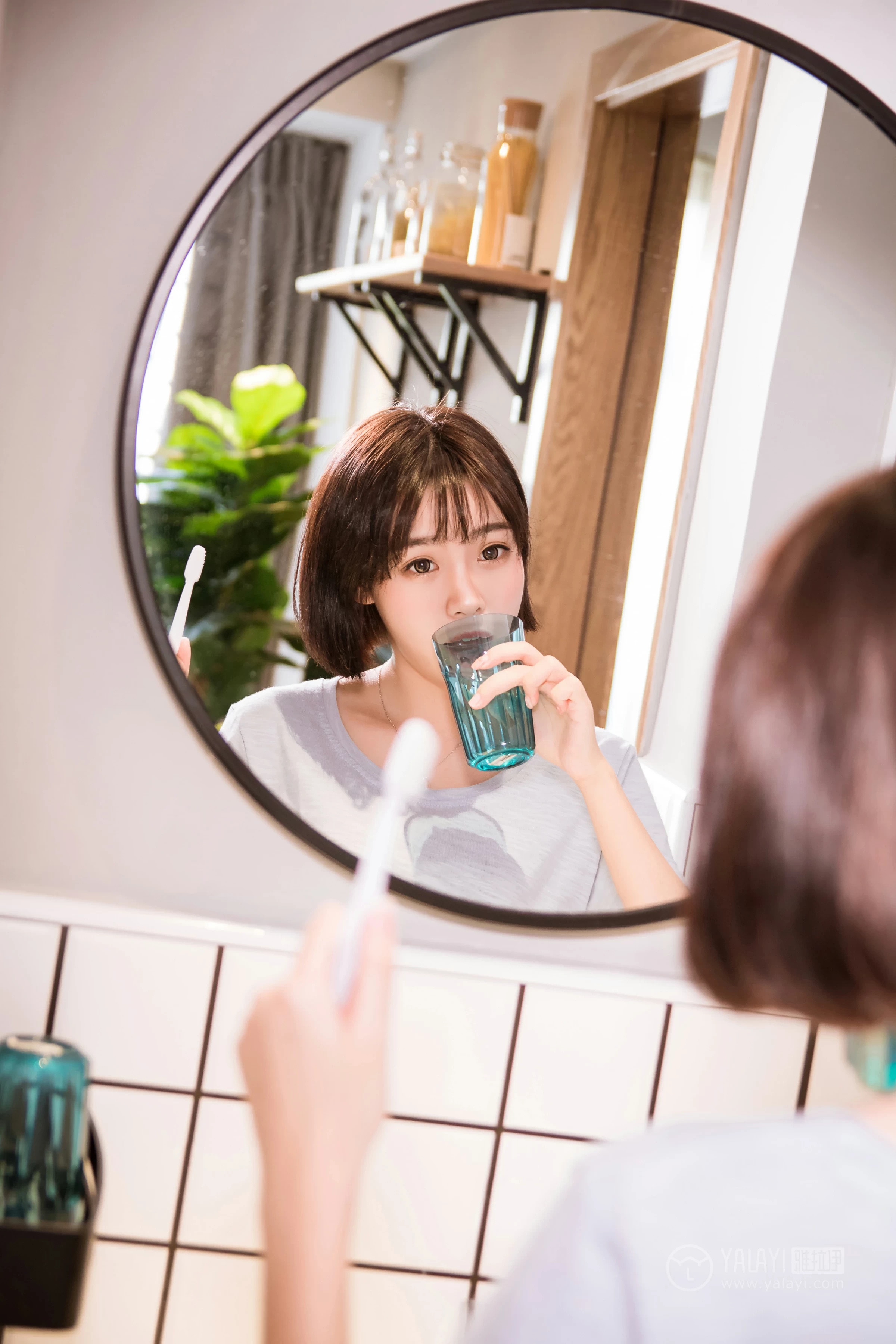 [YALAYI雅拉伊]No.232 《少女的早餐》 小杨 灰色短袖加格子内衣性感私房写真集第8张