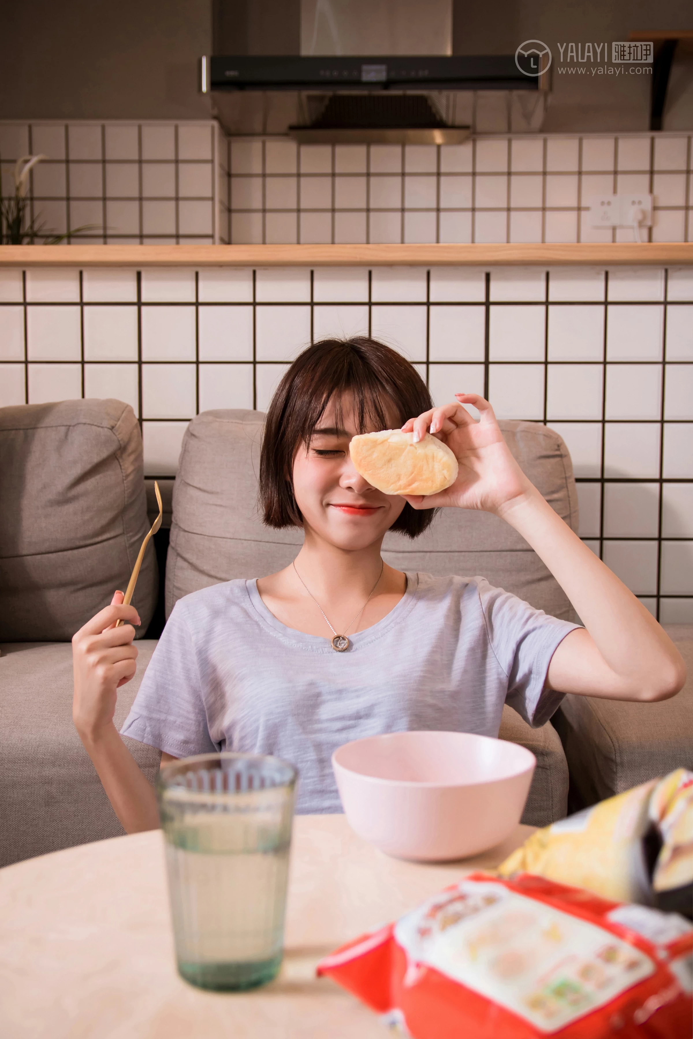 [YALAYI雅拉伊]No.232 《少女的早餐》 小杨 灰色短袖加格子内衣性感私房写真集第9张