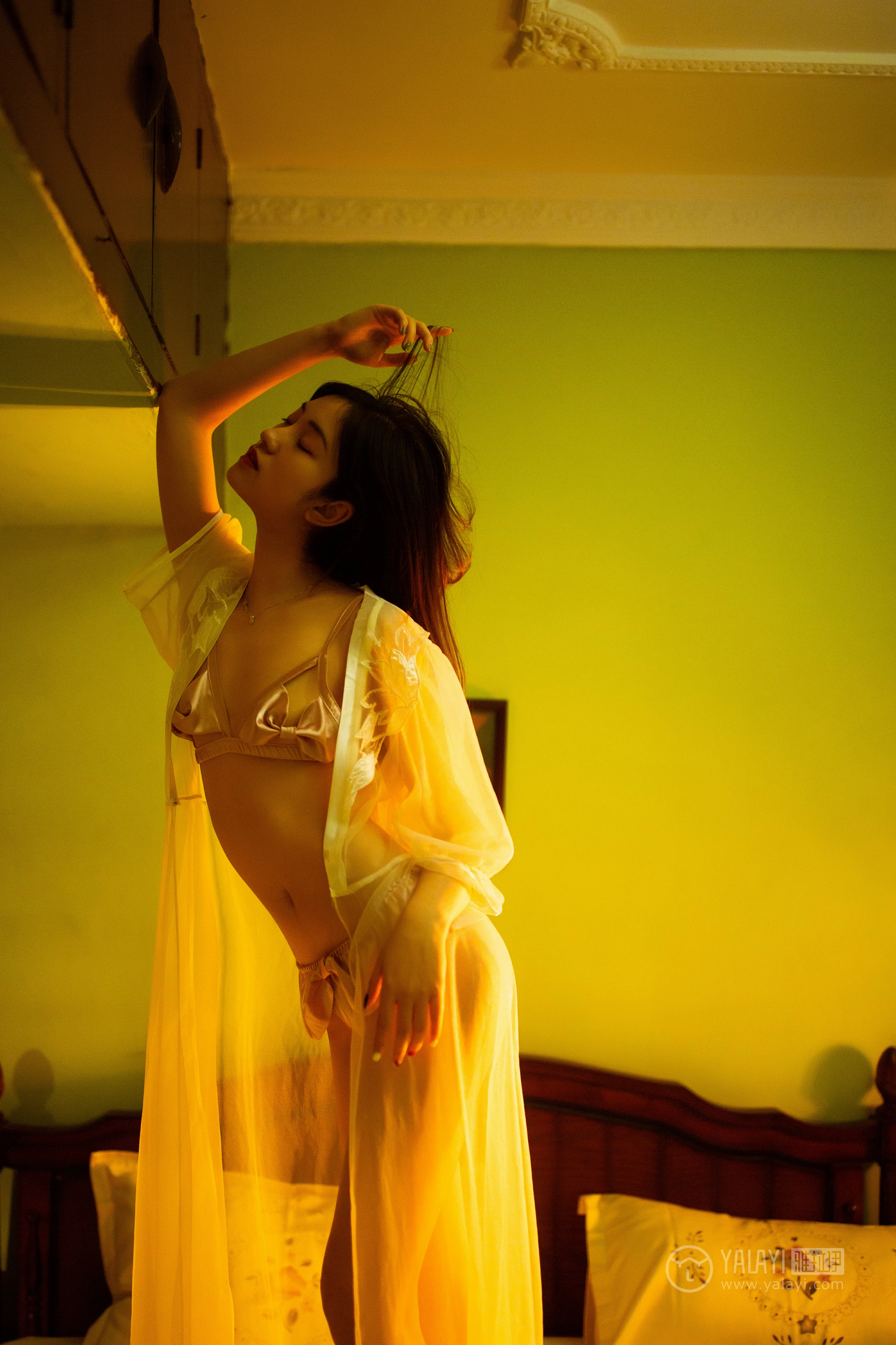 [YALAYI雅拉伊]No.233 《爱囚》 天蓝酱 白色透视睡衣加金色情趣内衣性感私房写真集第13张