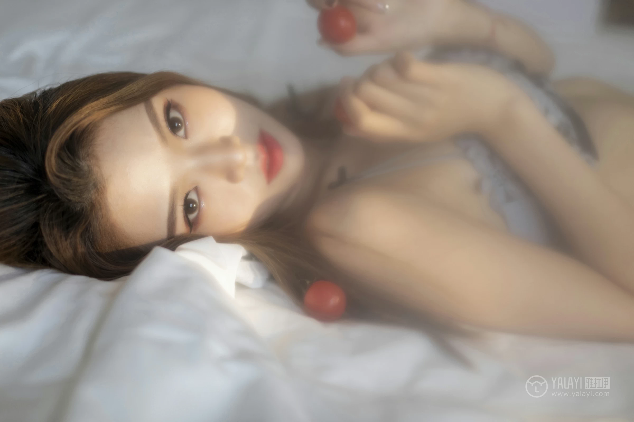 [YALAYI雅拉伊]No.238 一抹红映晴 钟晴 灰色蕾丝内衣性感私房写真集第15张