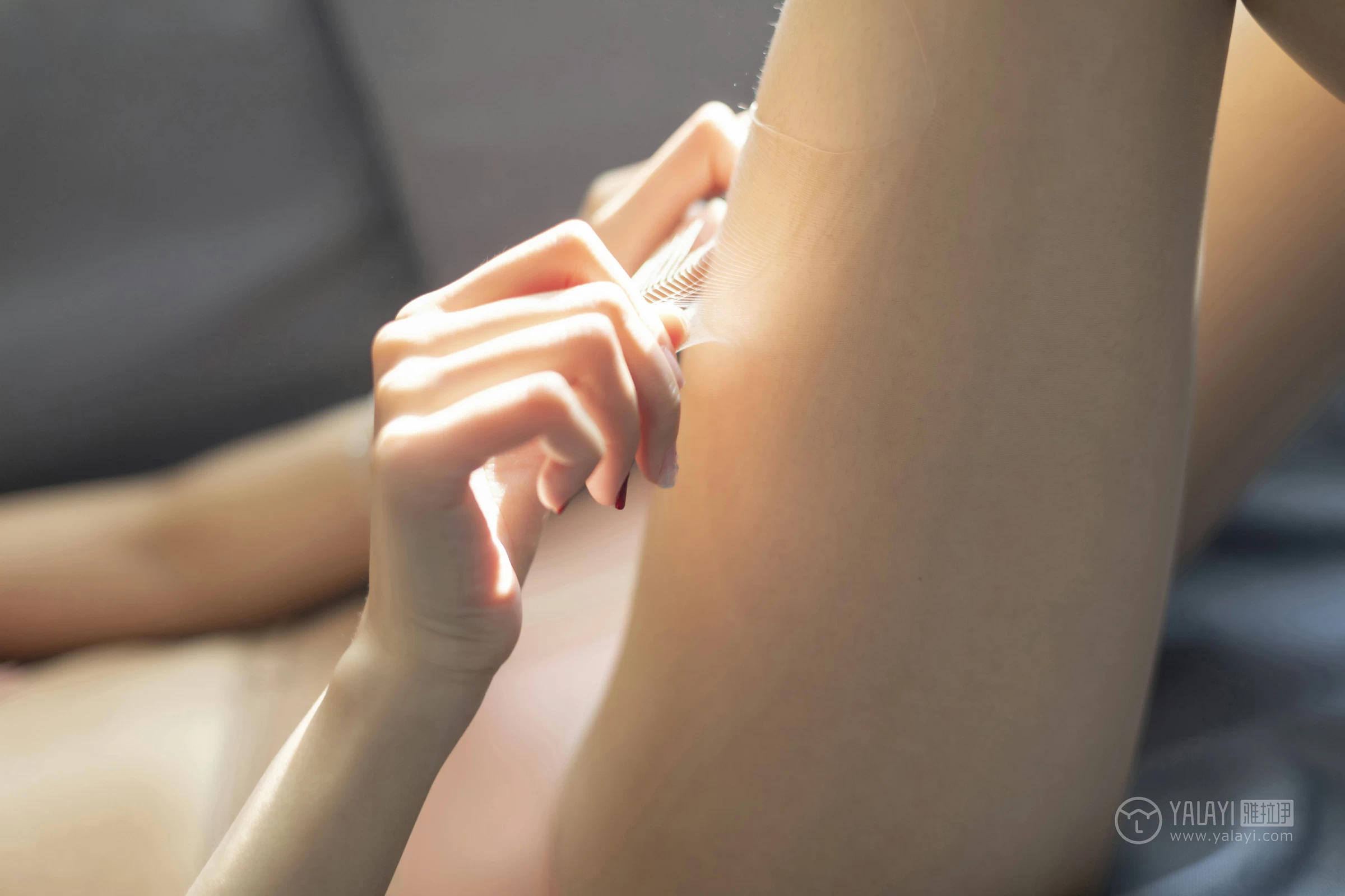 [YALAYI雅拉伊]No.244 肌肤之亲 钟晴 红色内衣加肉色丝袜美腿性感私房写真集第5张