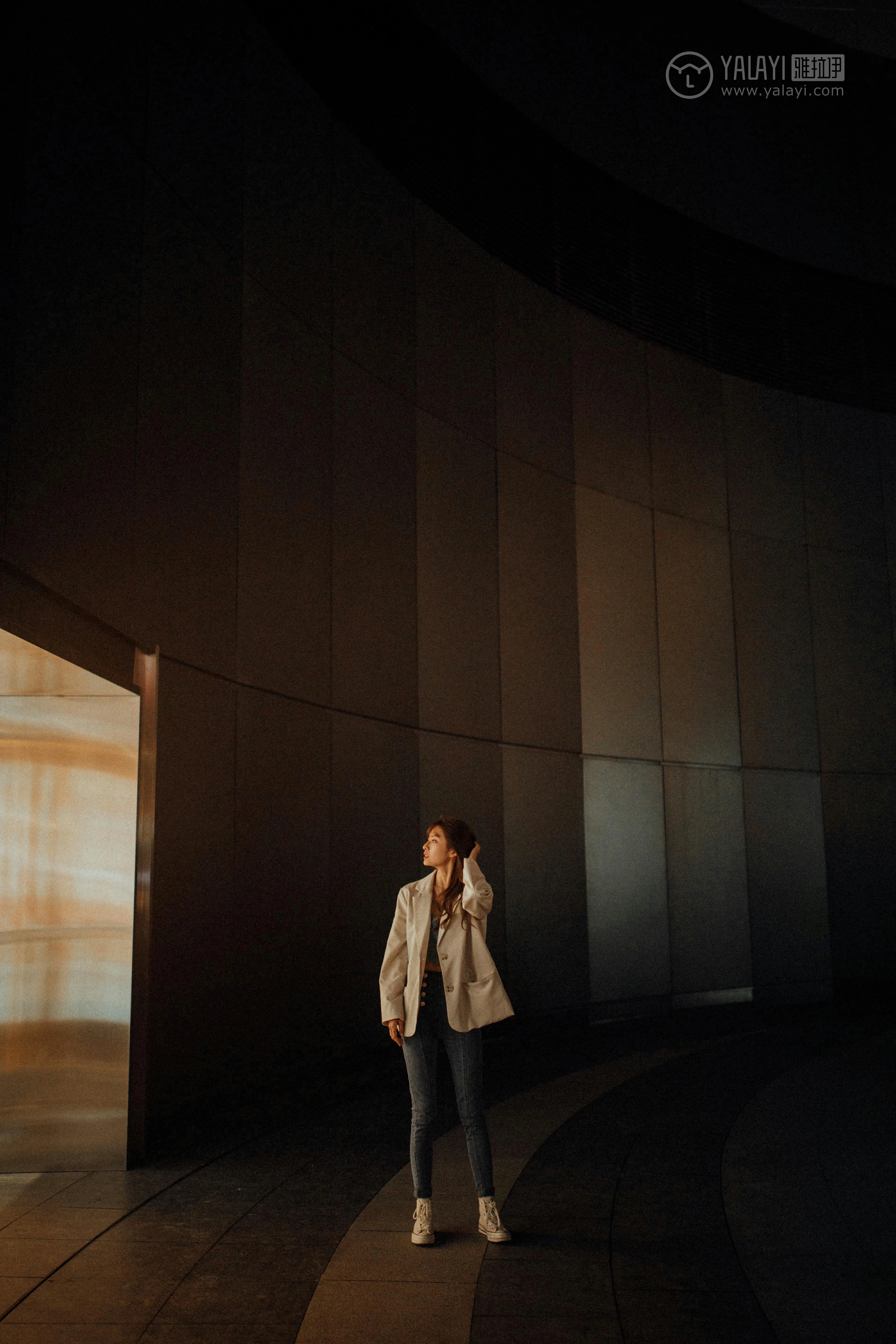 [YALAYI雅拉伊]No.245 无关痛痒 丸糯糯 米色外套与灰色蕾丝内衣加紧身牛仔裙裤性感私房写真集第1张