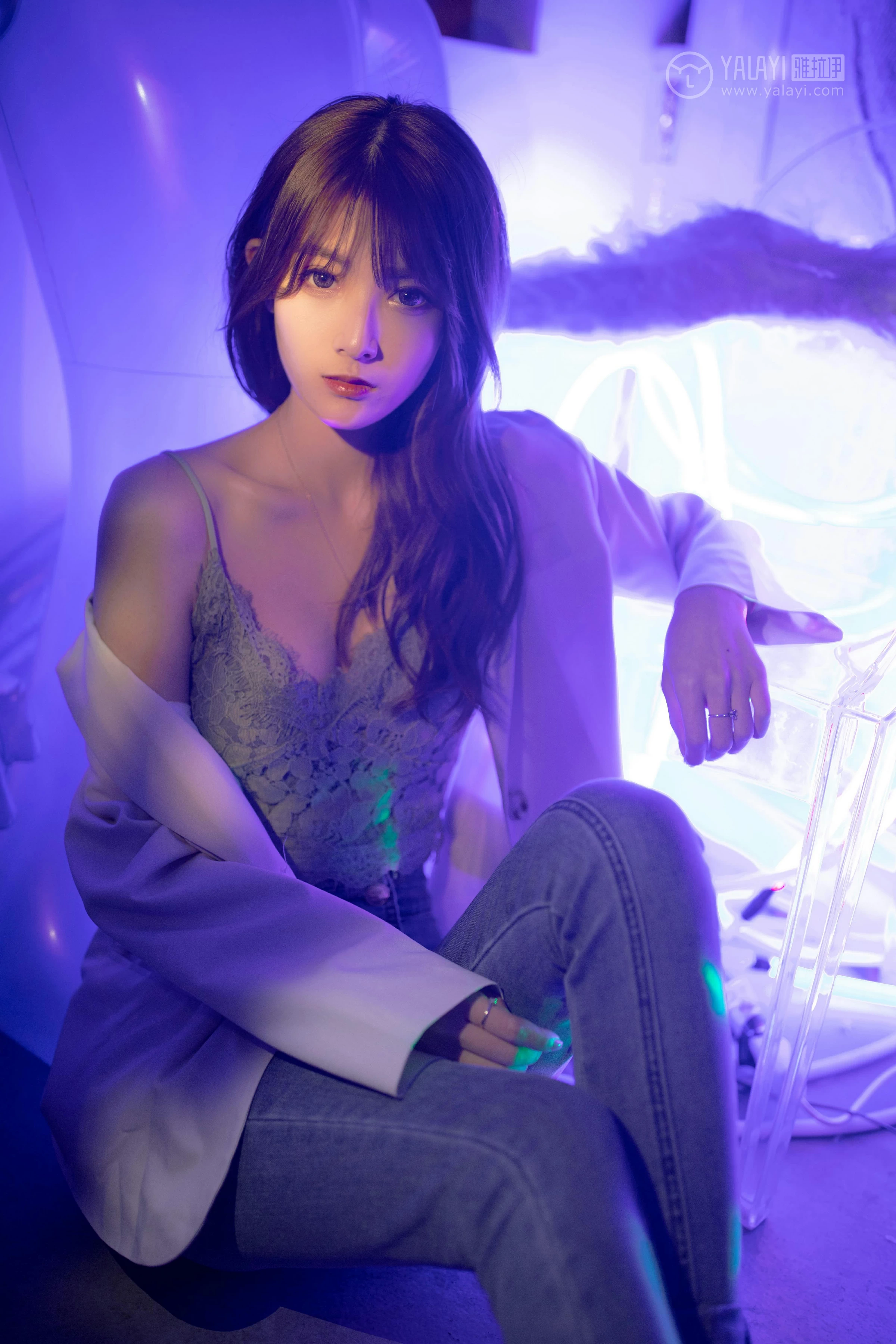 [YALAYI雅拉伊]No.245 无关痛痒 丸糯糯 米色外套与灰色蕾丝内衣加紧身牛仔裙裤性感私房写真集第6张