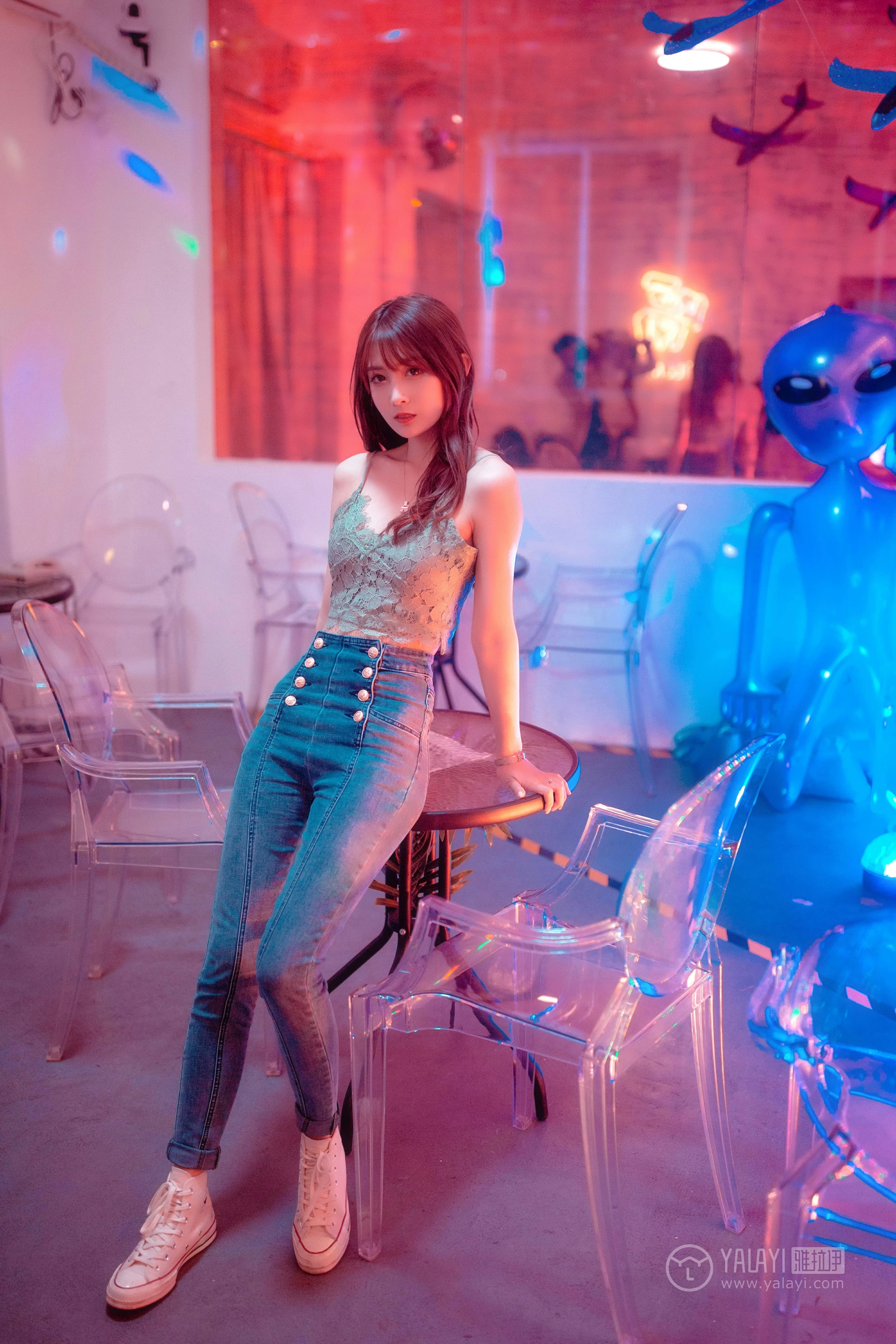 [YALAYI雅拉伊]No.245 无关痛痒 丸糯糯 米色外套与灰色蕾丝内衣加紧身牛仔裙裤性感私房写真集第8张