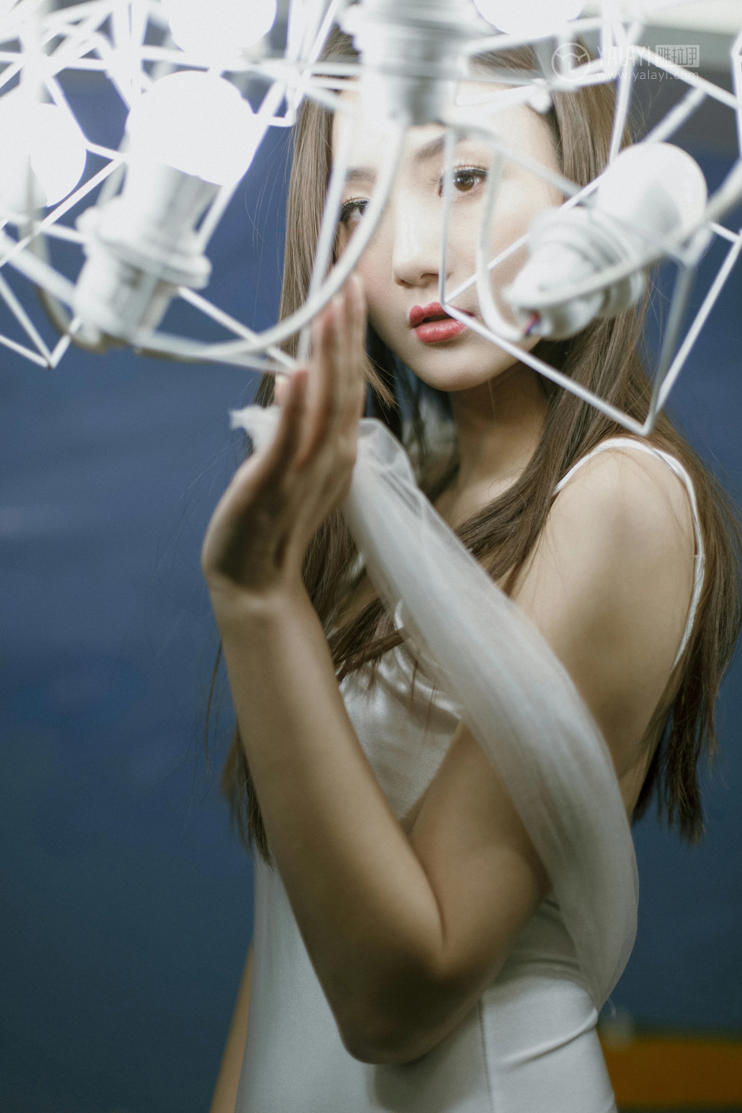 [YALAYI雅拉伊]No.247 独孤 徐雅熙 白色连体比基尼泳装性感私房写真集第3张