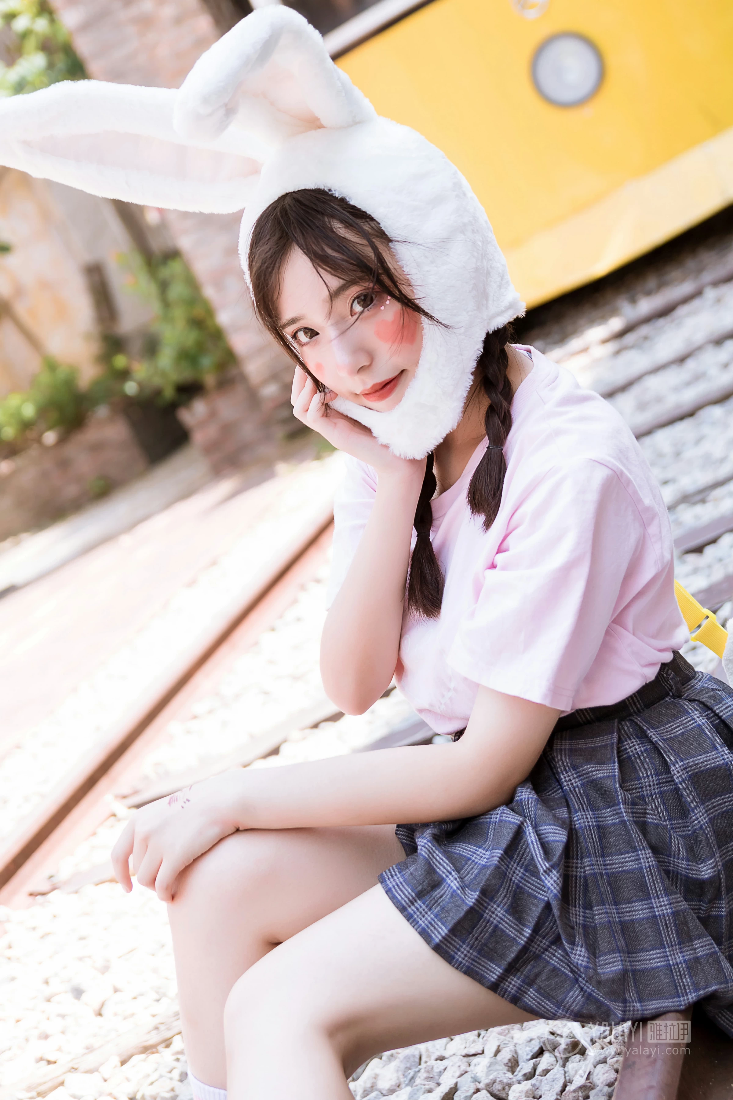 [YALAYI雅拉伊]No.251 小兔子乖乖 阿橙 粉色短袖加灰色格子短裙清纯可爱私房写真集第7张