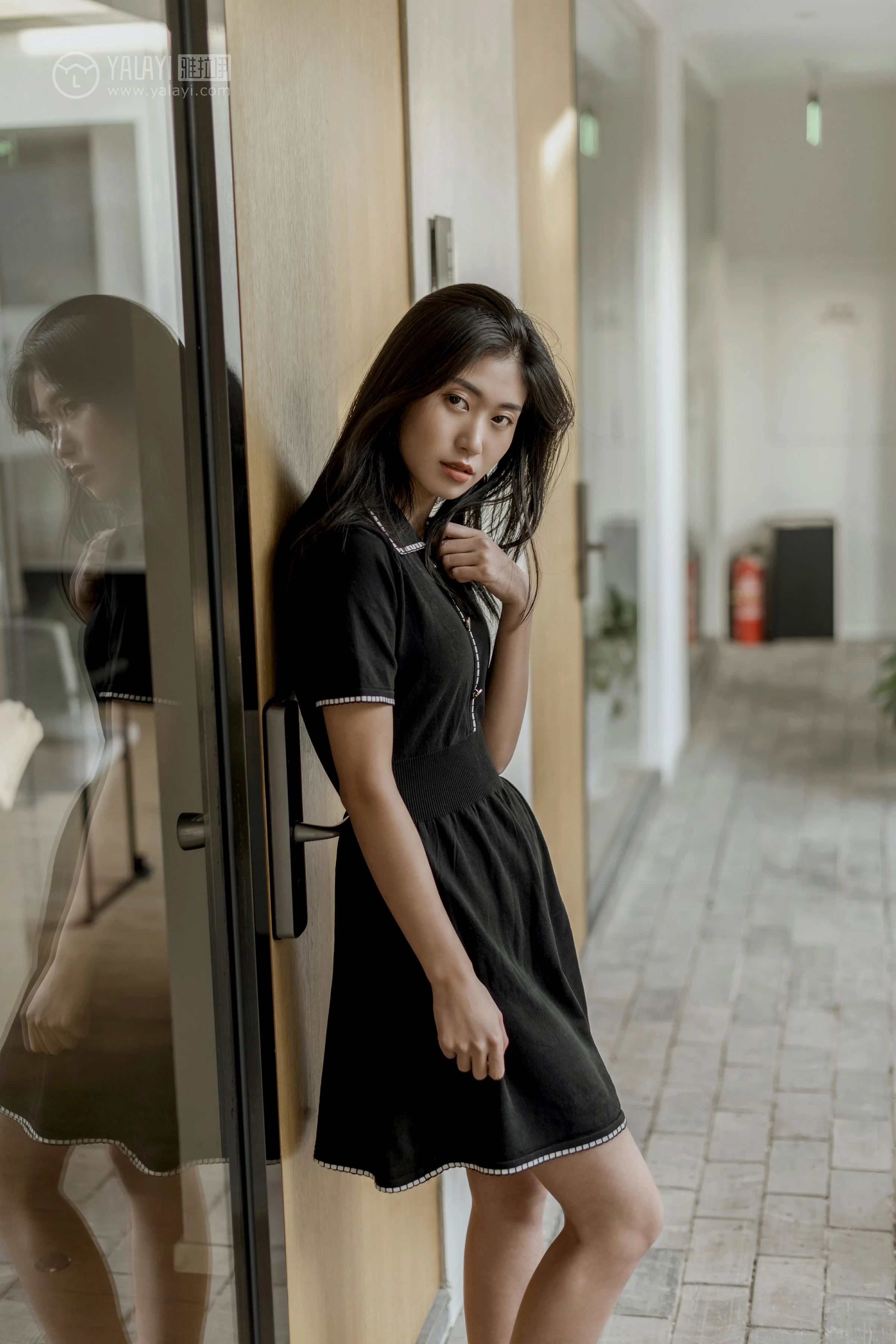 [YALAYI雅拉伊]No.255 款款情深 乔妹儿 黑色收腰连衣裙居家私房写真集第3张