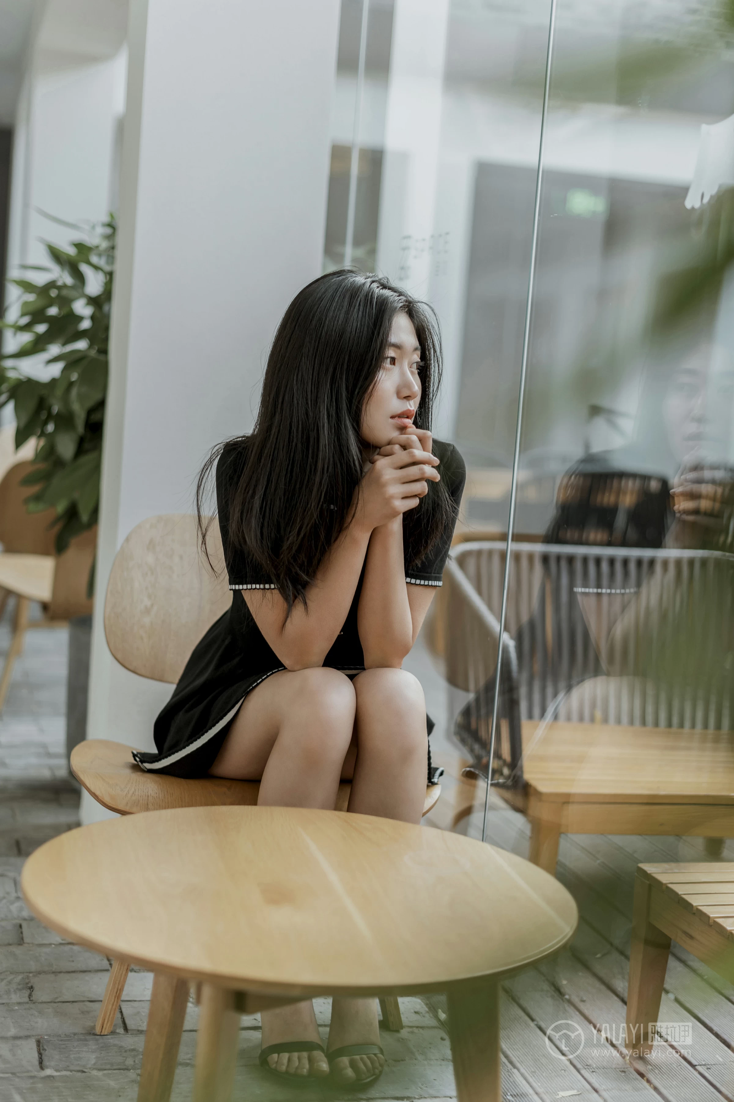 [YALAYI雅拉伊]No.255 款款情深 乔妹儿 黑色收腰连衣裙居家私房写真集第5张