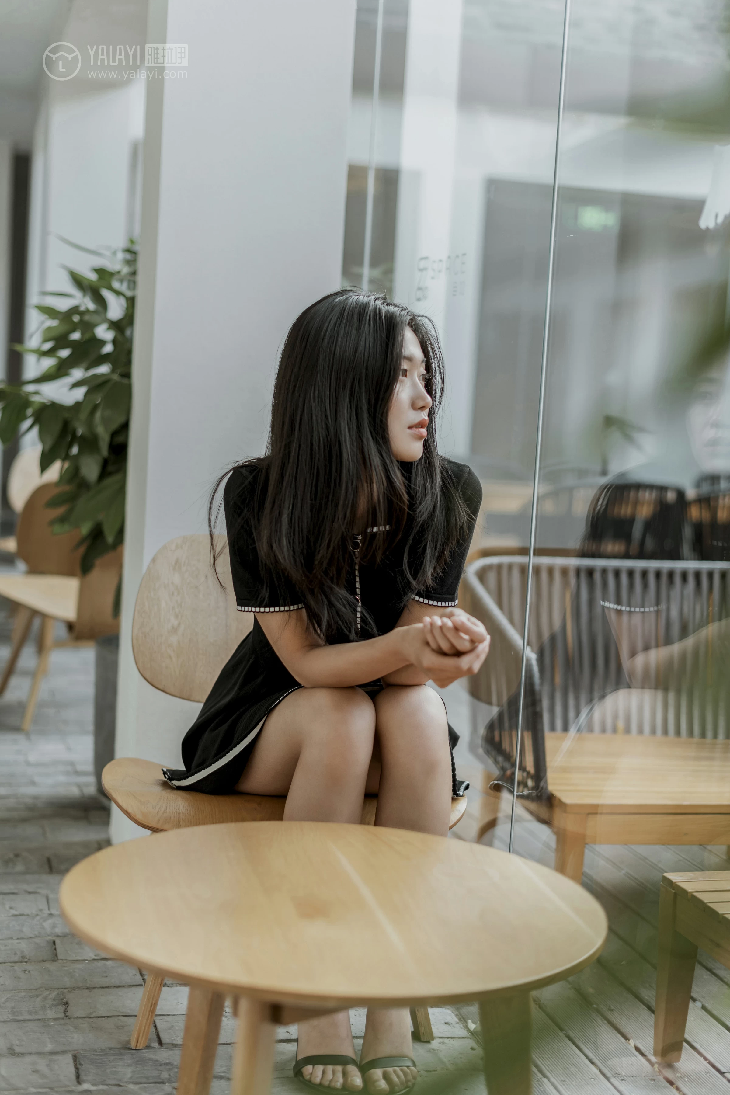 [YALAYI雅拉伊]No.255 款款情深 乔妹儿 黑色收腰连衣裙居家私房写真集第5张