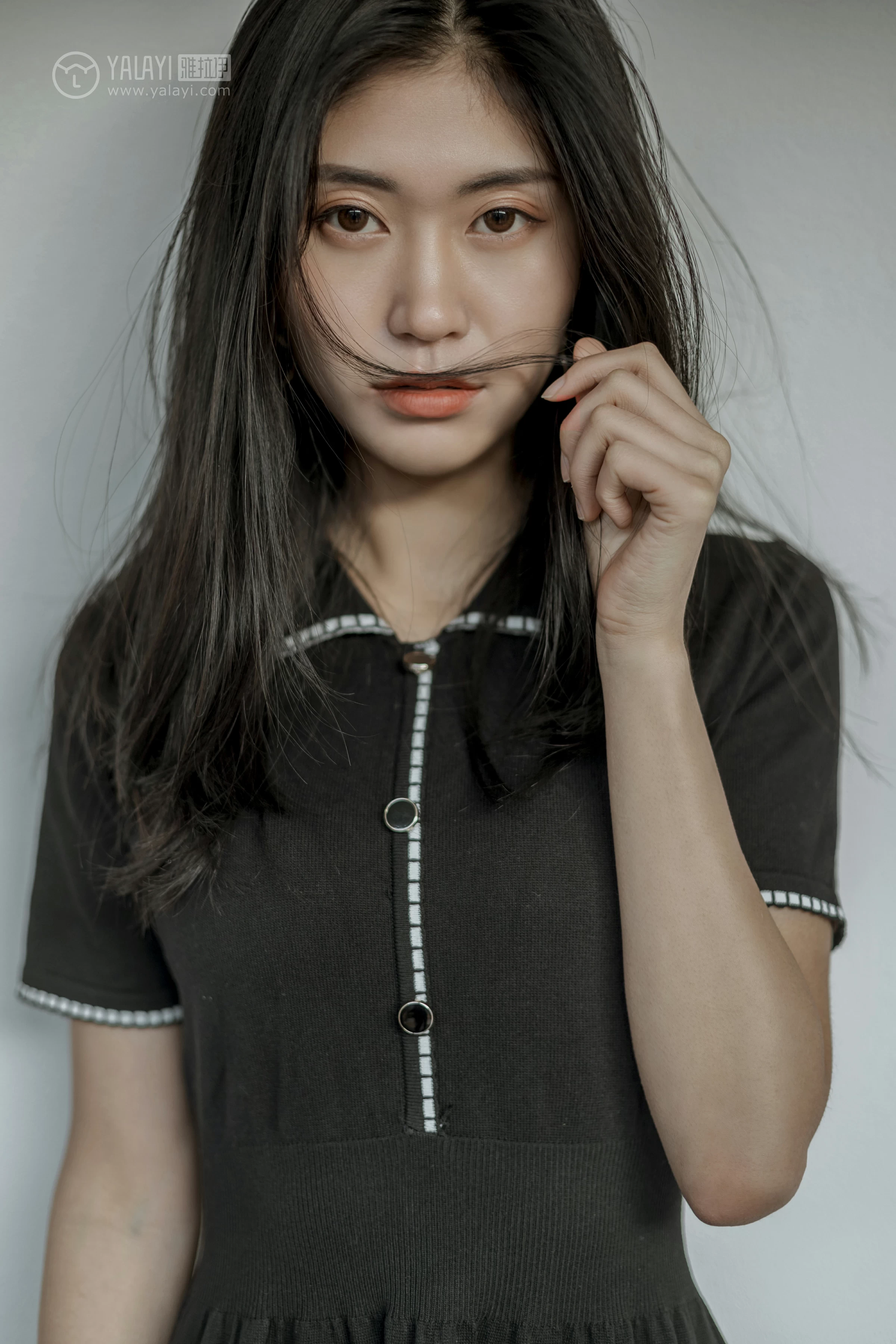 [YALAYI雅拉伊]No.255 款款情深 乔妹儿 黑色收腰连衣裙居家私房写真集第13张