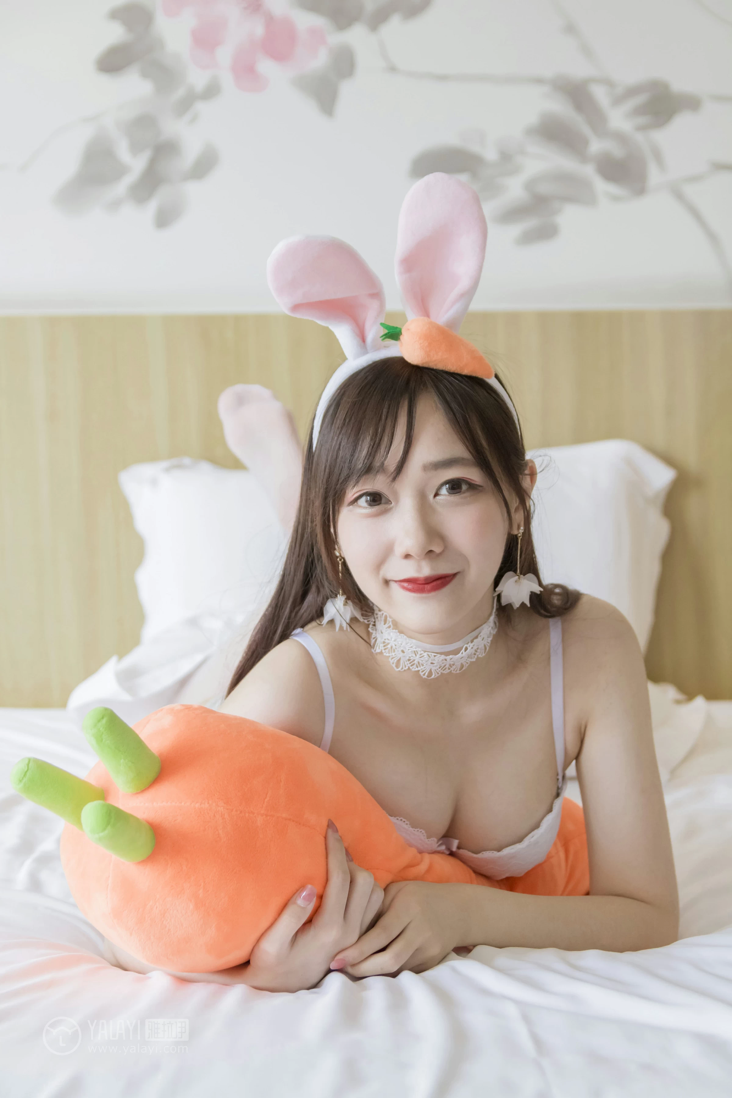 [YALAYI雅拉伊]No.258 卯兔夜夜 夜夜 白色透视情趣内衣加白色丝袜美腿性感私房写真集第11张