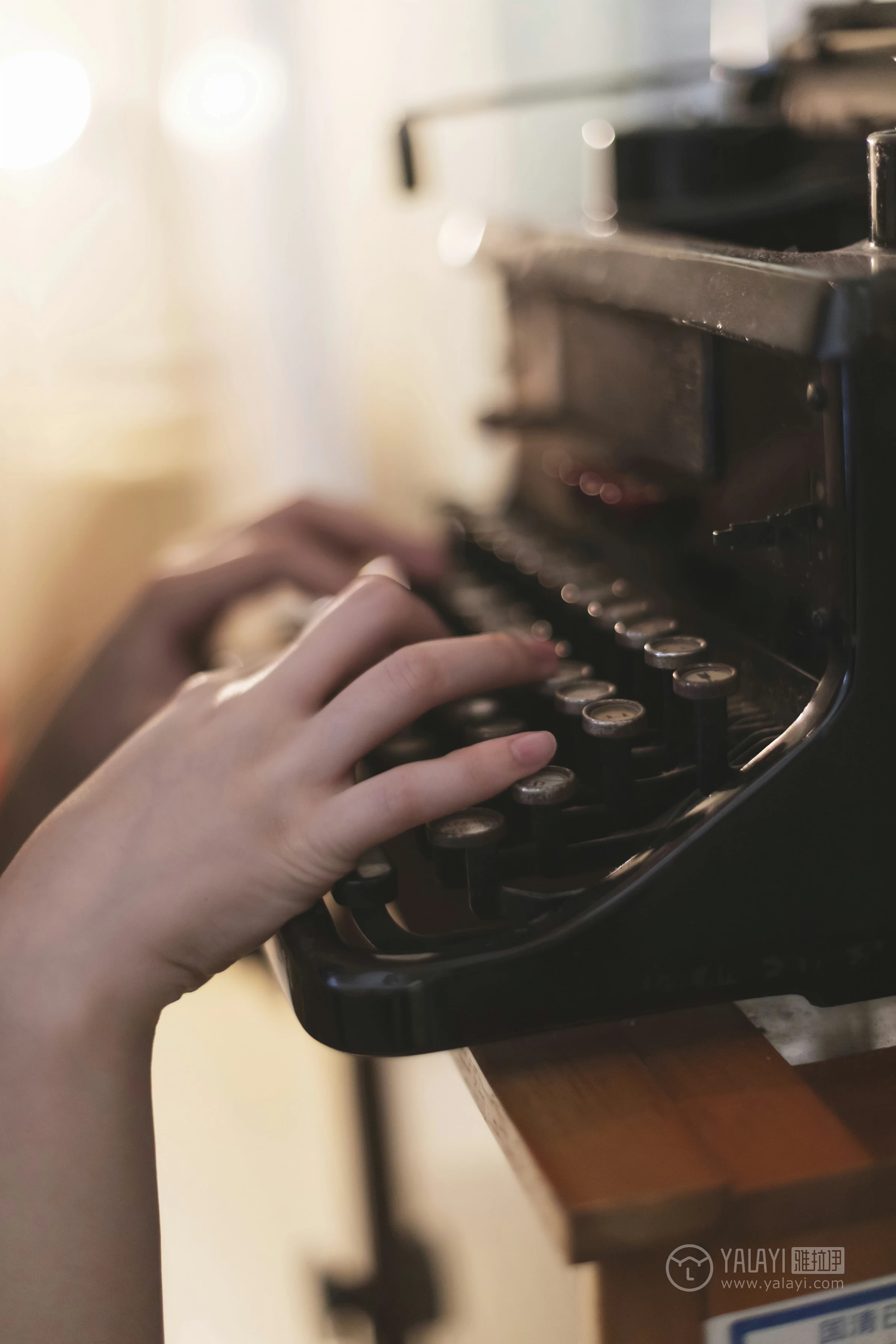 [YALAYI雅拉伊]No.265 旧情 刘开心 黑色紧身上衣加橙色短裙性感私房写真集第2张