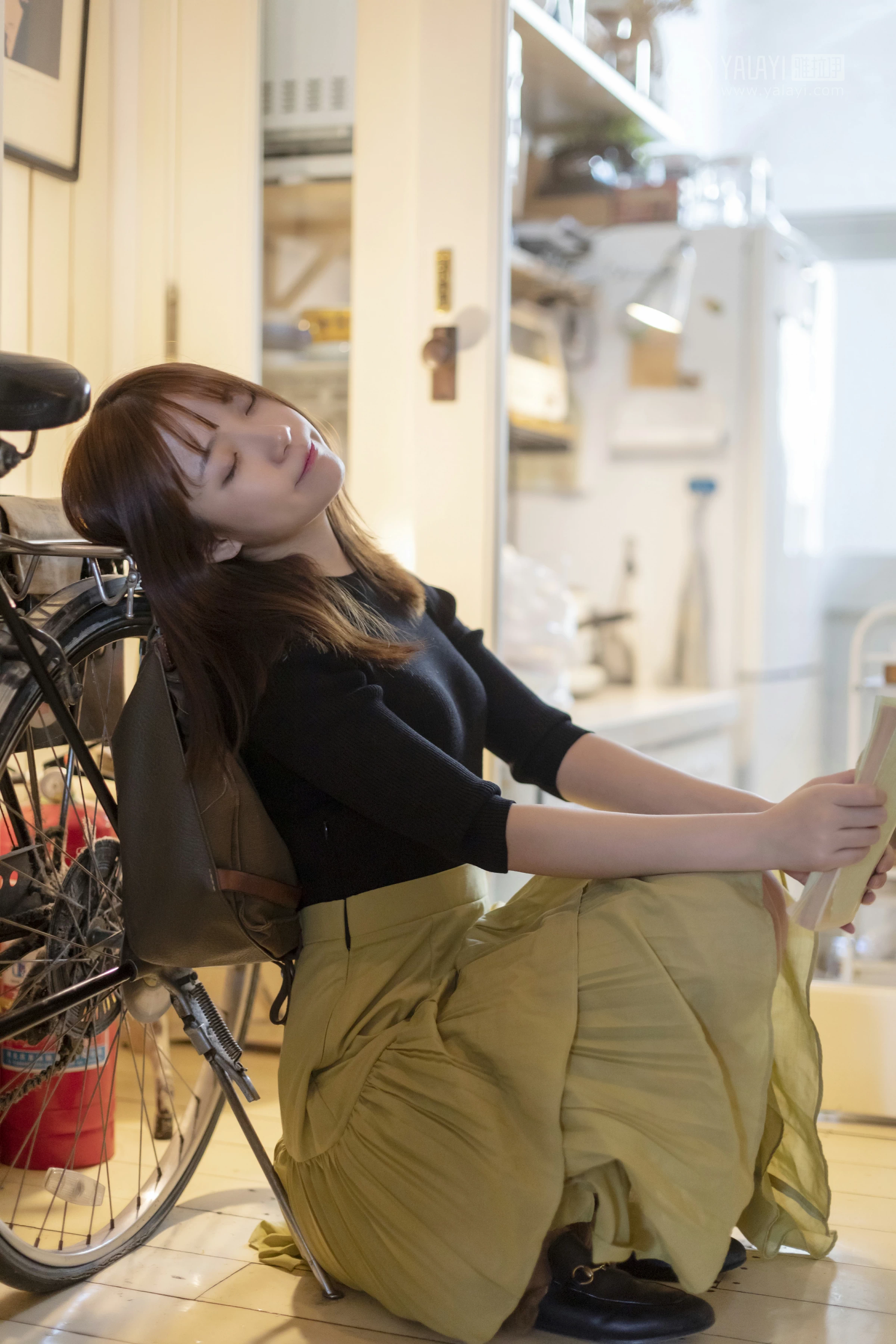 [YALAYI雅拉伊]No.265 旧情 刘开心 黑色紧身上衣加橙色短裙性感私房写真集第12张