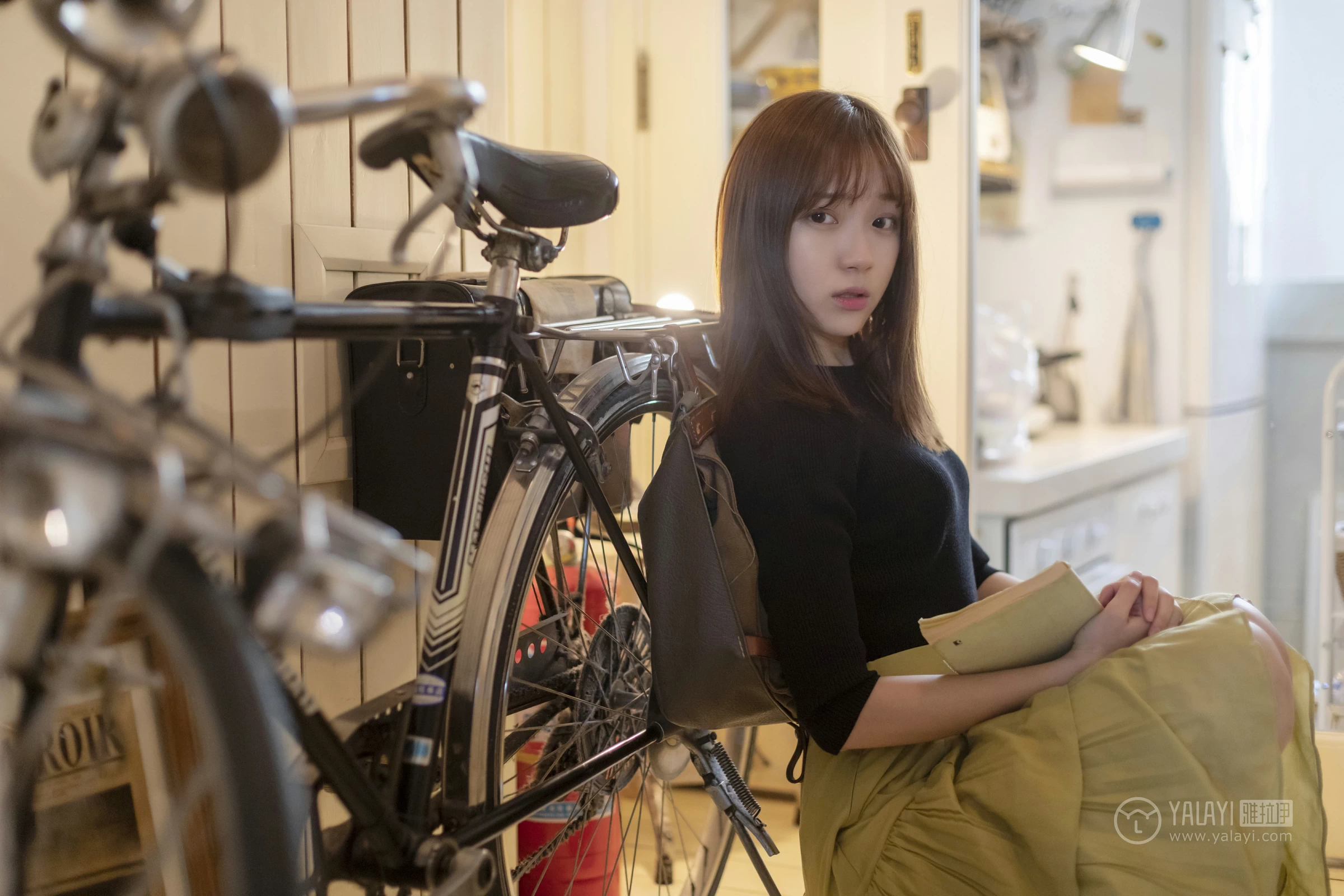 [YALAYI雅拉伊]No.265 旧情 刘开心 黑色紧身上衣加橙色短裙性感私房写真集第13张