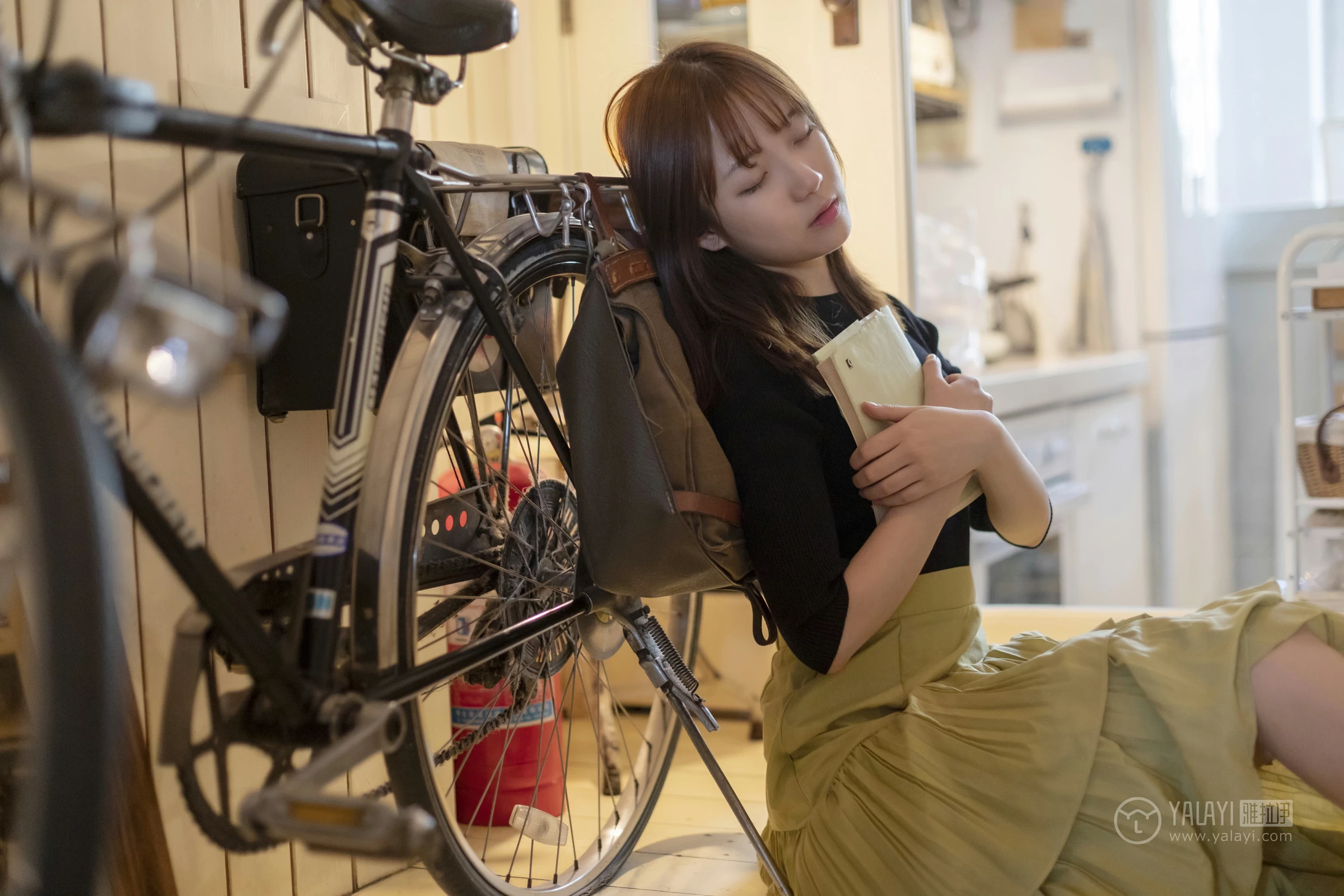 [YALAYI雅拉伊]No.265 旧情 刘开心 黑色紧身上衣加橙色短裙性感私房写真集第13张