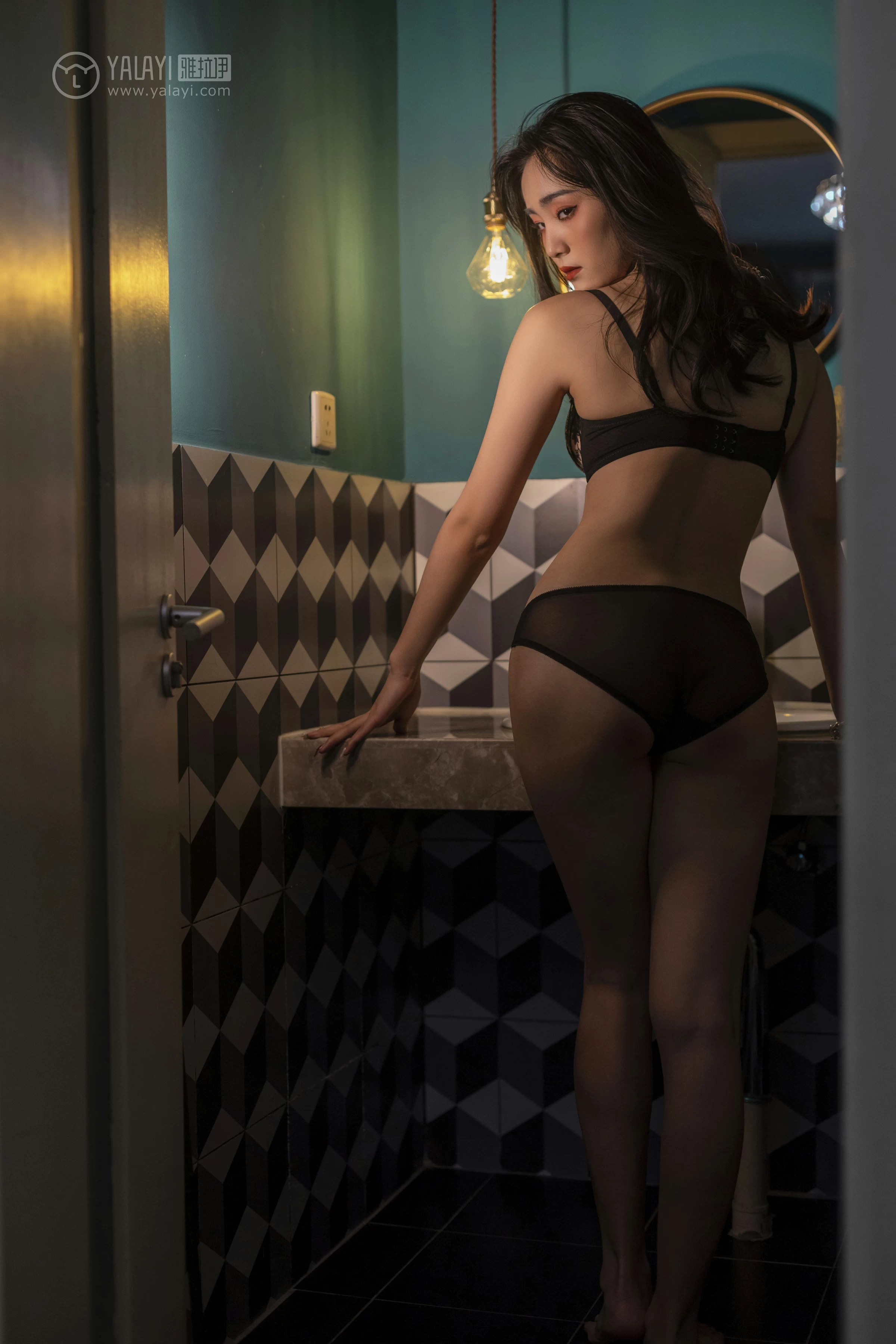 [YALAYI雅拉伊]No.266 情难自禁 项兴咏 黑色蕾丝内衣性感私房写真集第6张