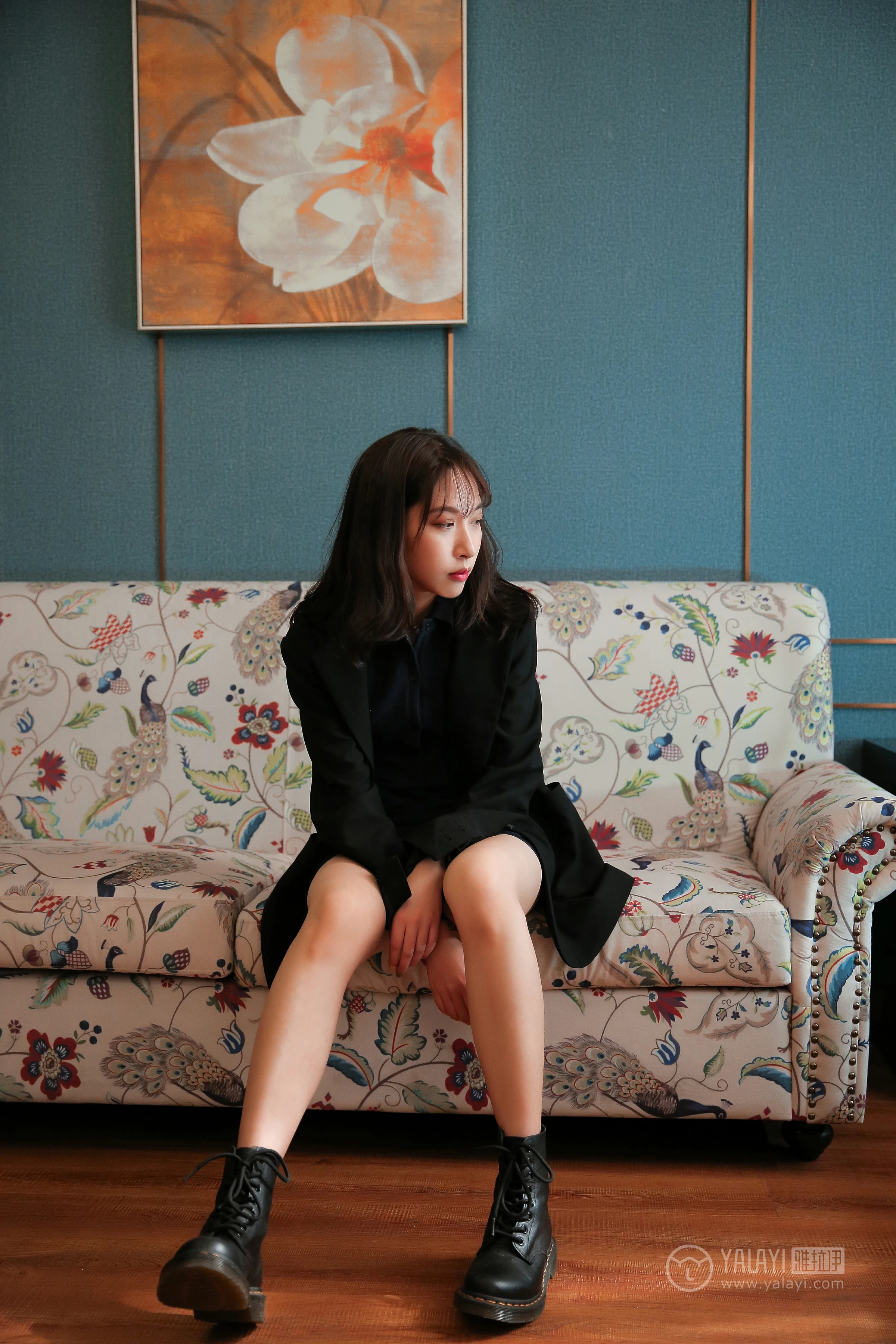 [YALAYI雅拉伊]No.308 蓝色房子 蓝心 黑色外套加蓝色连身制服裙性感私房写真集第3张