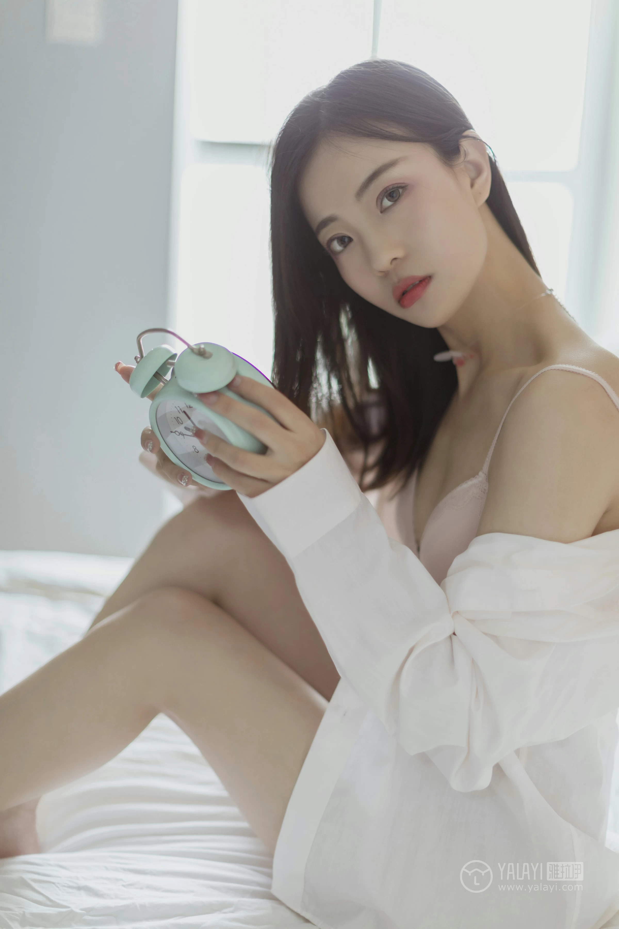 [YALAYI雅拉伊]No.316 叫她起床 高若童 白色睡衣加粉色蕾丝内衣性感私房写真集第2张