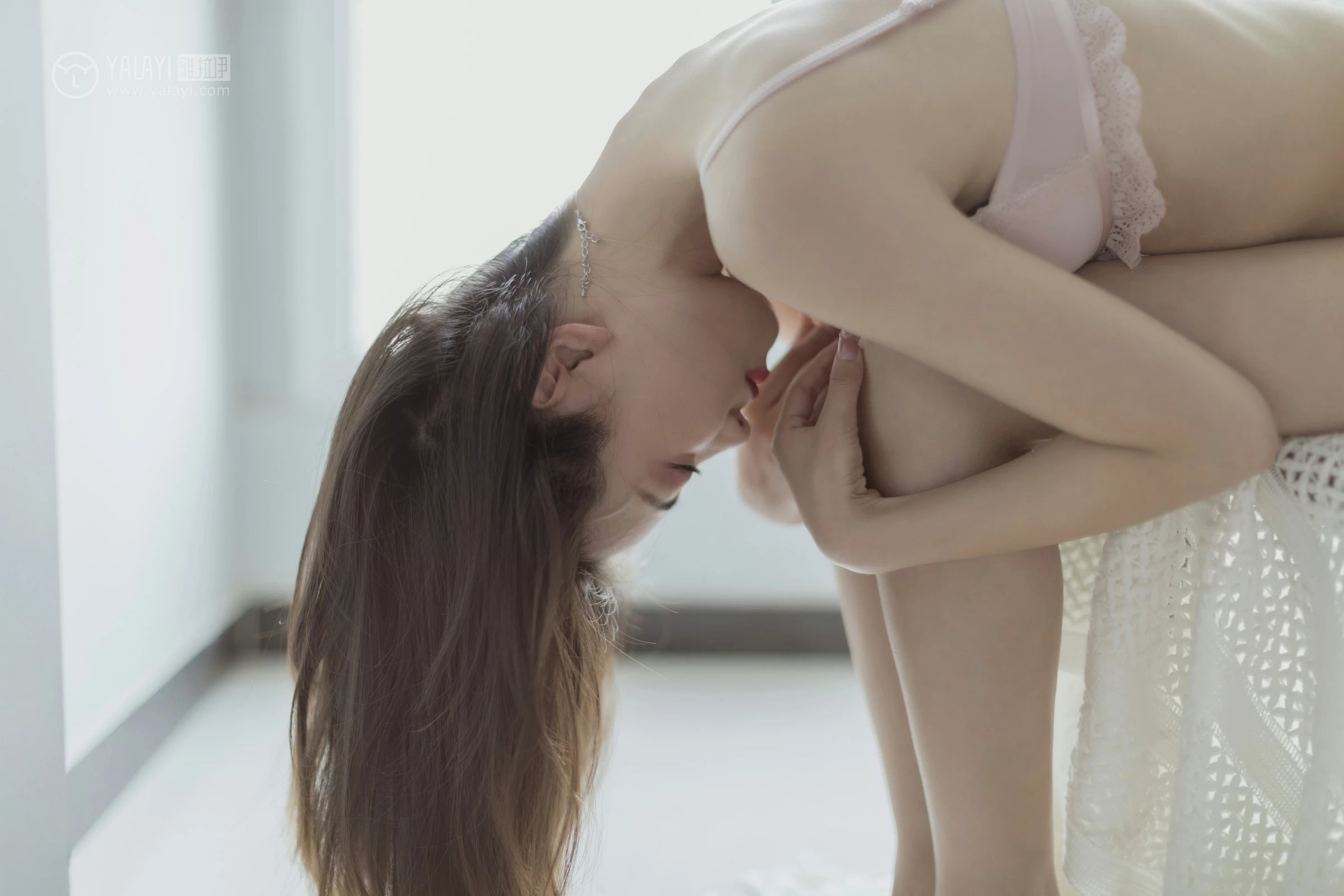 [YALAYI雅拉伊]No.316 叫她起床 高若童 白色睡衣加粉色蕾丝内衣性感私房写真集第11张