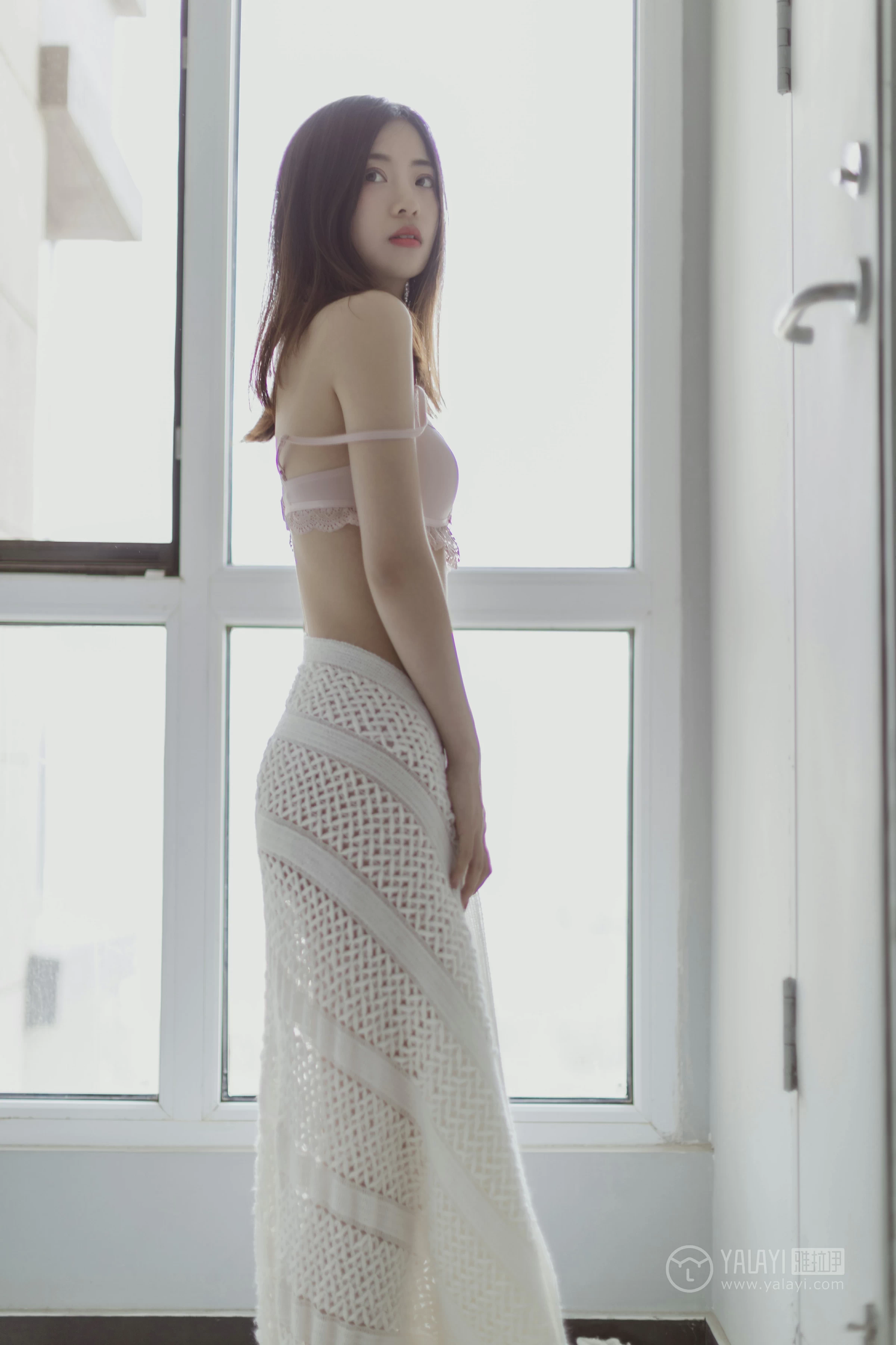 [YALAYI雅拉伊]No.316 叫她起床 高若童 白色睡衣加粉色蕾丝内衣性感私房写真集第15张