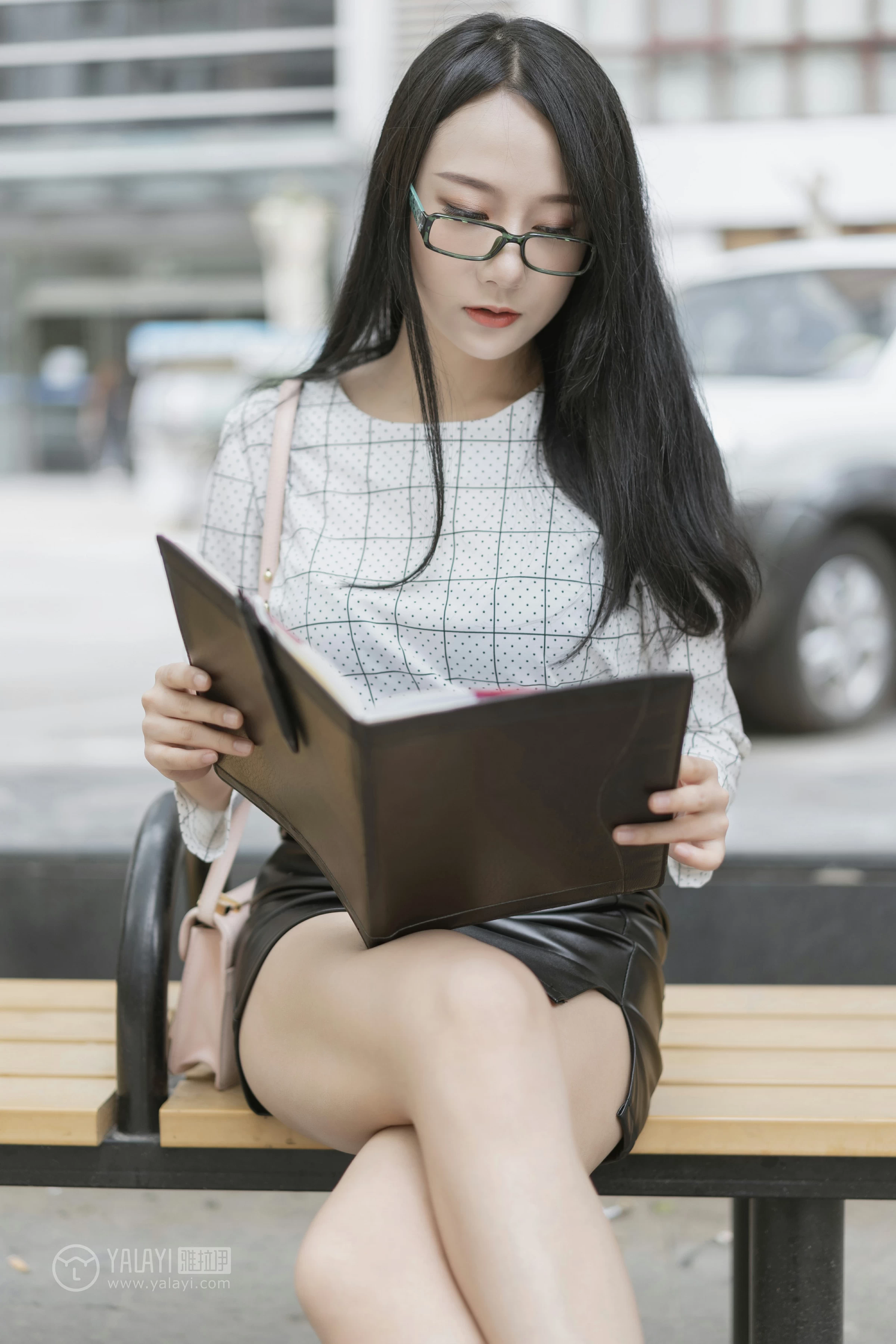 [YALAYI雅拉伊]No.322 女白领的私生活1 何嘉颖 白色衬衫加黑色短裙性感私房写真集第2张