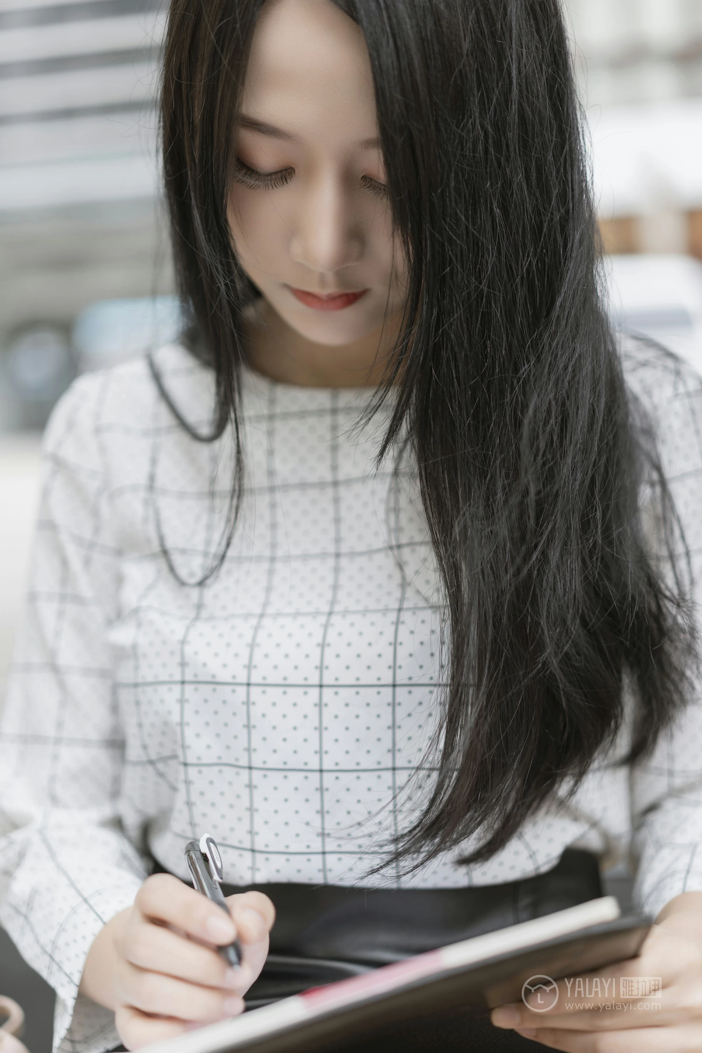 [YALAYI雅拉伊]No.322 女白领的私生活1 何嘉颖 白色衬衫加黑色短裙性感私房写真集第6张