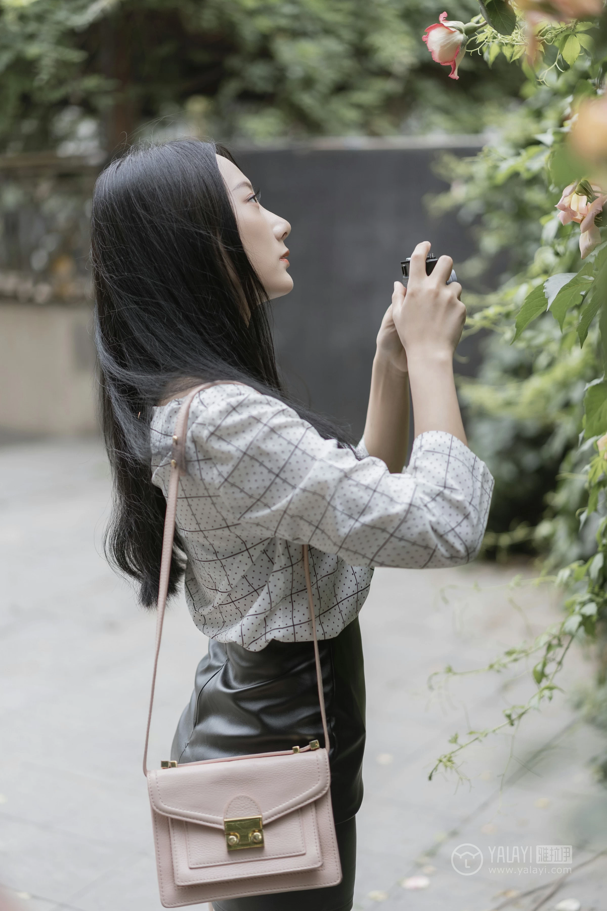 [YALAYI雅拉伊]No.322 女白领的私生活1 何嘉颖 白色衬衫加黑色短裙性感私房写真集第14张