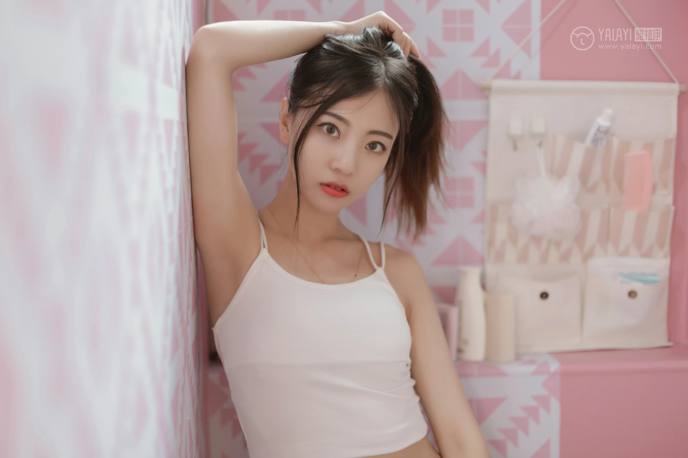 [YALAYI雅拉伊]No.327 粉色恋爱季 高若童 白色性感小背心加白色内衣居家私房写真集第13张