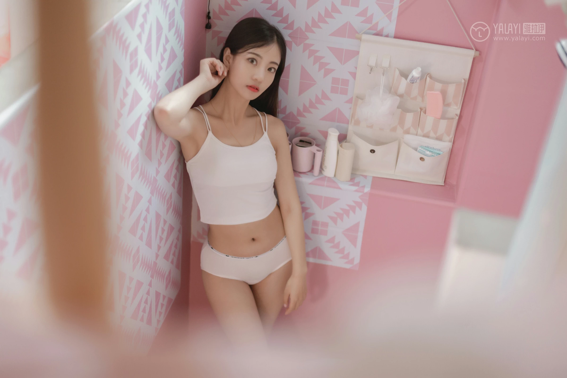 [YALAYI雅拉伊]No.327 粉色恋爱季 高若童 白色性感小背心加白色内衣居家私房写真集第15张