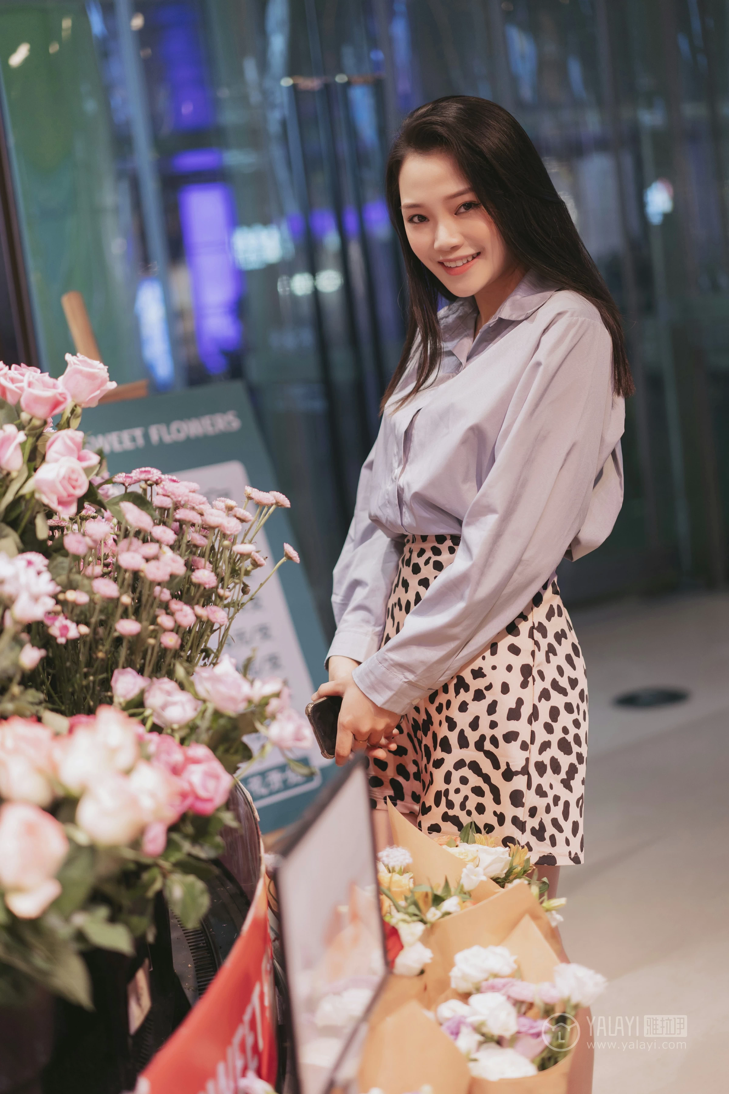 [YALAYI雅拉伊]No.330 假日出行 洋儿 蓝色衬衫加豹纹短裙性感私房写真集第14张