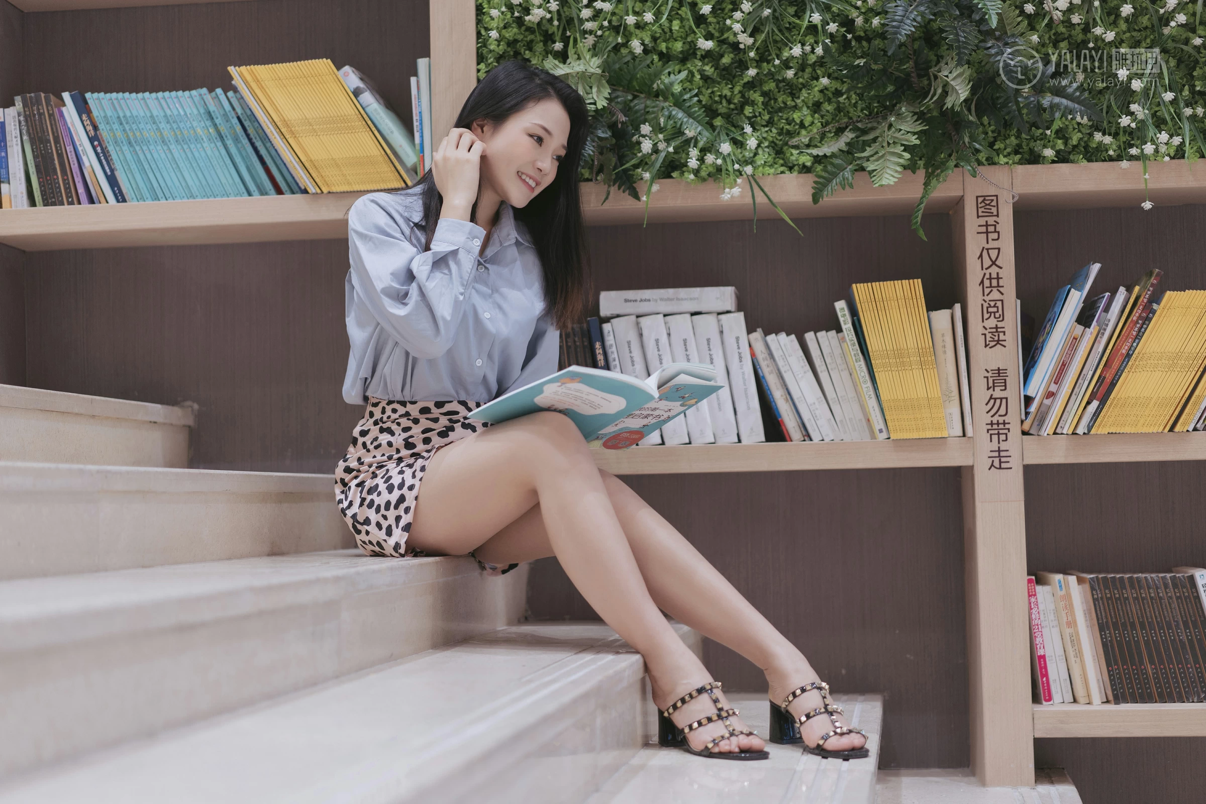 [YALAYI雅拉伊]No.330 假日出行 洋儿 蓝色衬衫加豹纹短裙性感私房写真集第17张