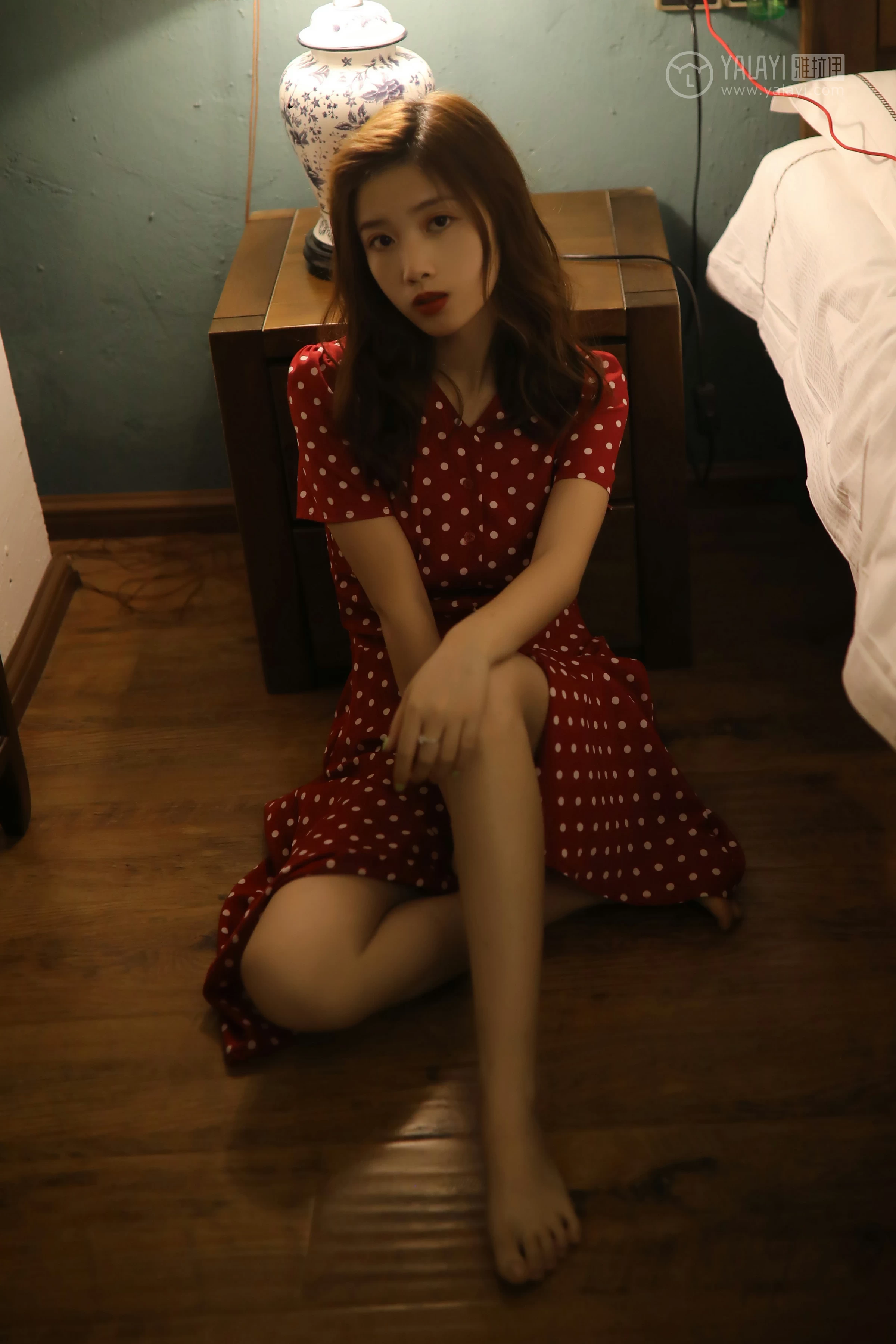 [YALAYI雅拉伊]No.347 失眠夜 圈圈 红色亮点连衣裙居家私房写真集第13张