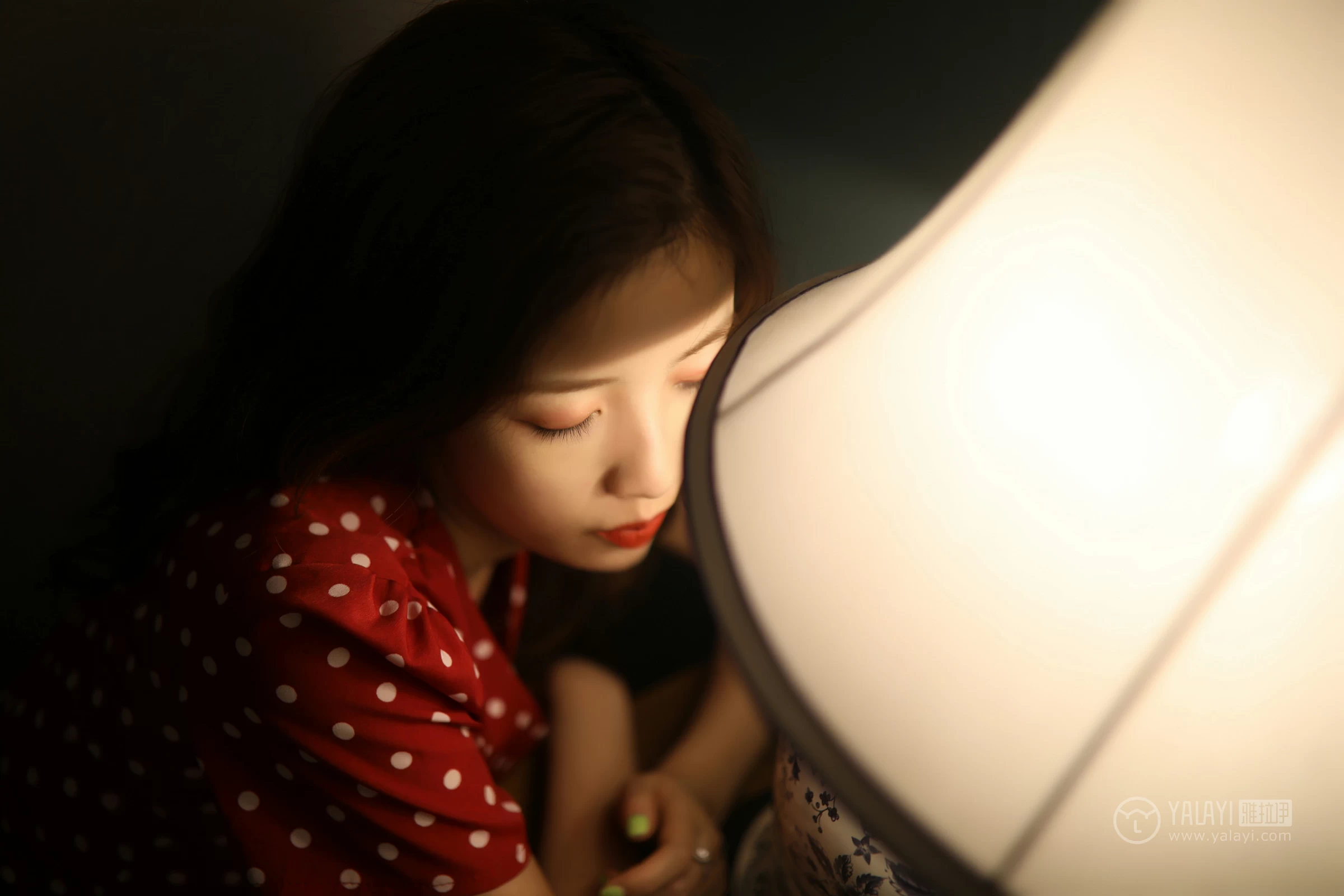 [YALAYI雅拉伊]No.347 失眠夜 圈圈 红色亮点连衣裙居家私房写真集第14张