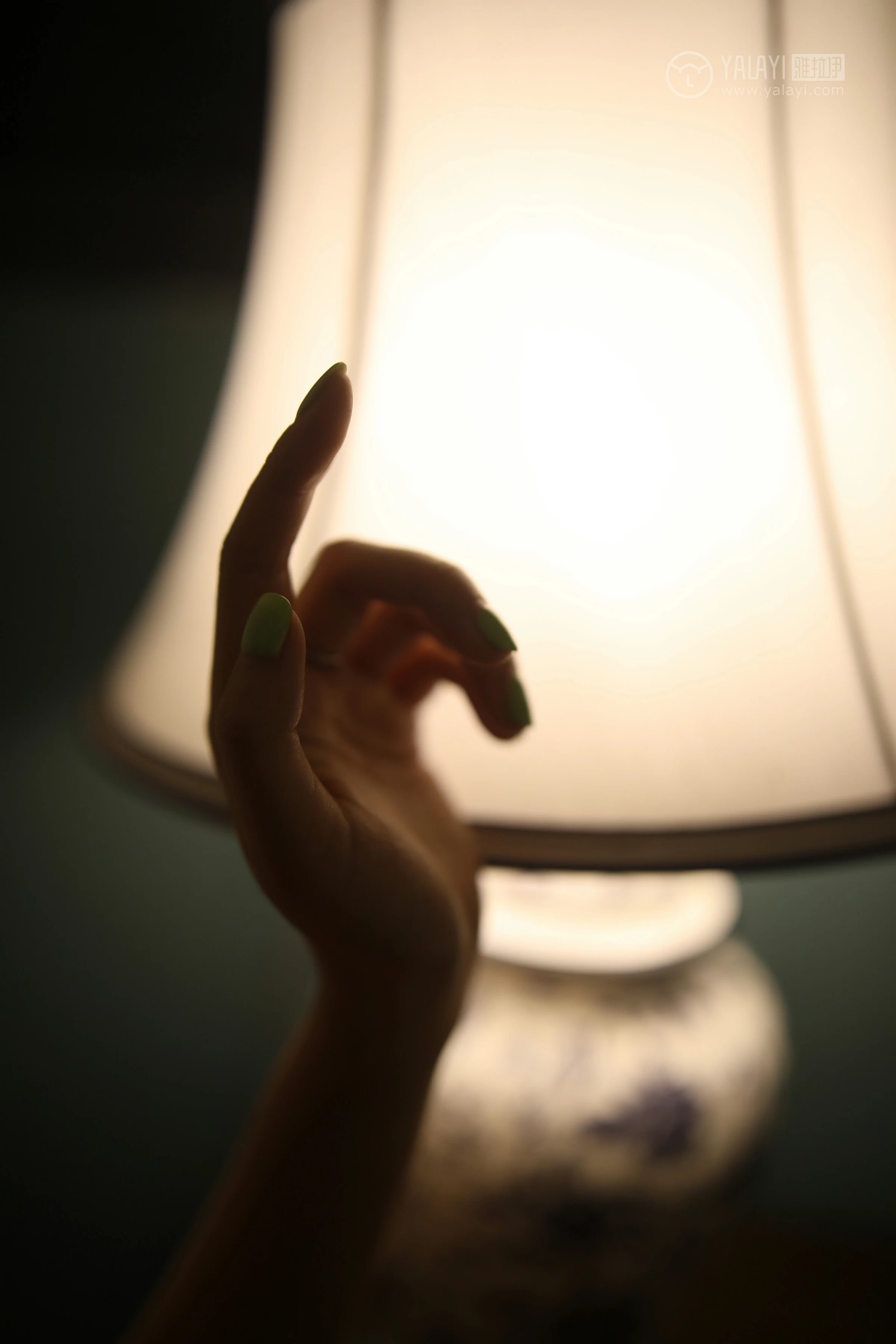 [YALAYI雅拉伊]No.347 失眠夜 圈圈 红色亮点连衣裙居家私房写真集第14张