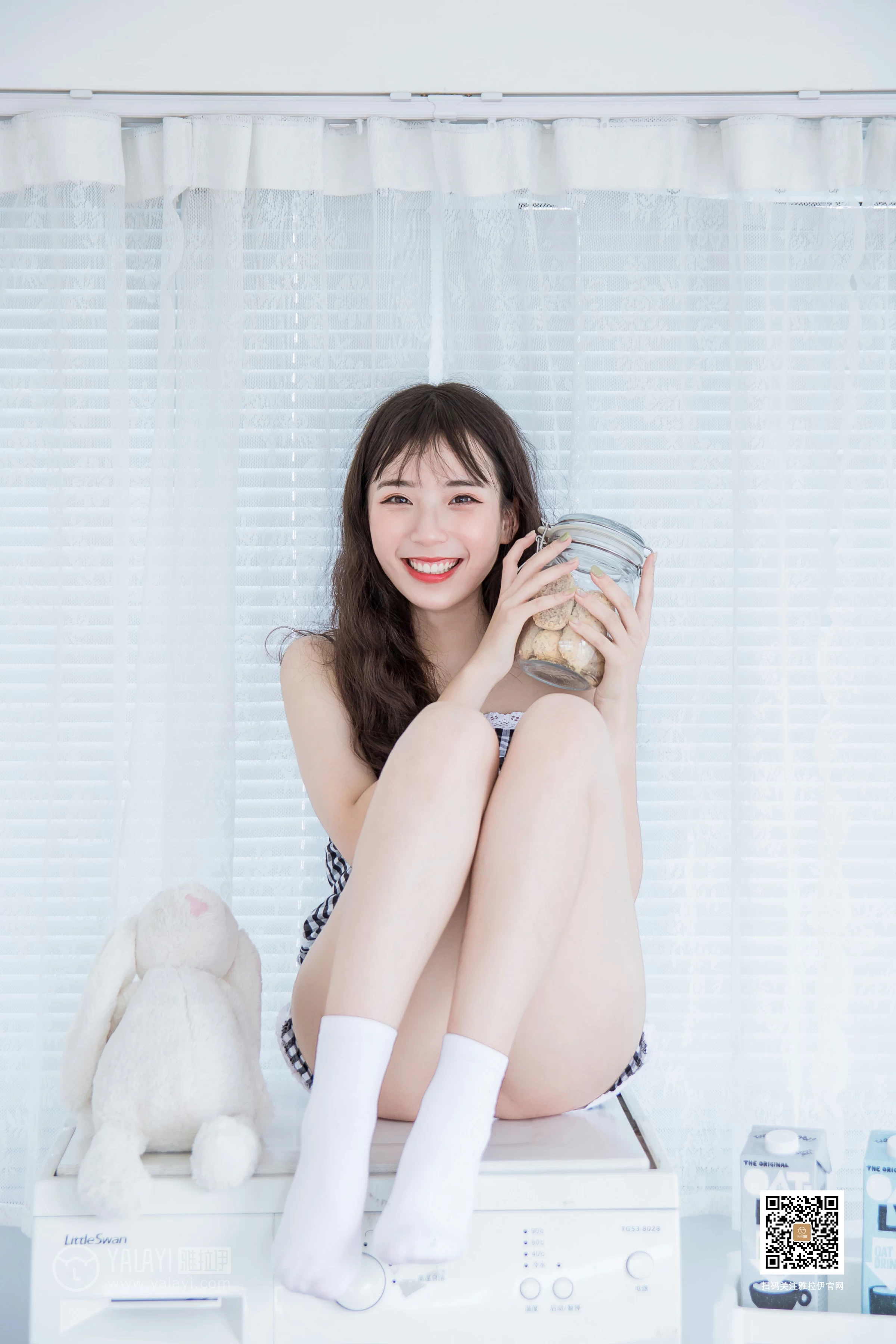 [YALAYI雅拉伊]No.369 一双白袜子 阿橙 吊带小背心加短裤性感私房写真集第7张