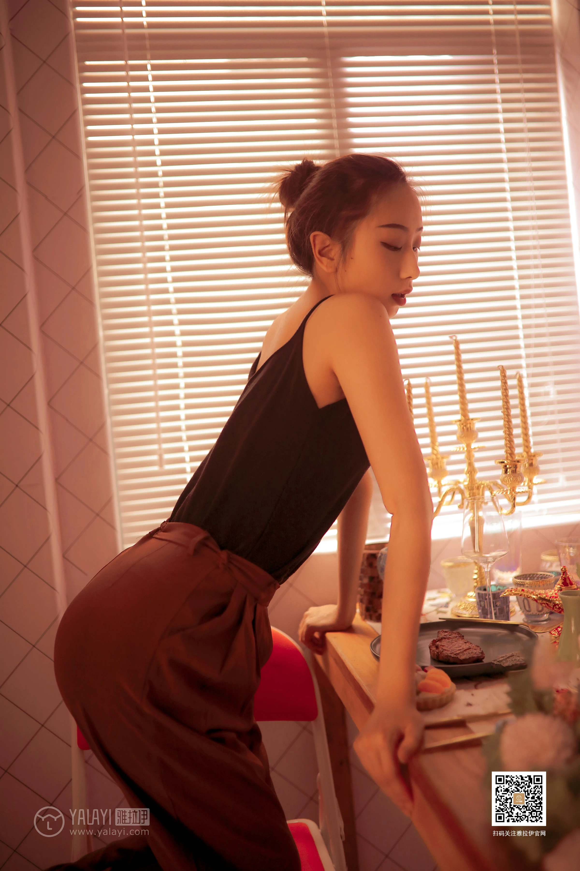 [YALAYI雅拉伊]No.365 情关难解 晓琪 黑色性感小背心与红色长裤加黑色内衣私房写真集第8张