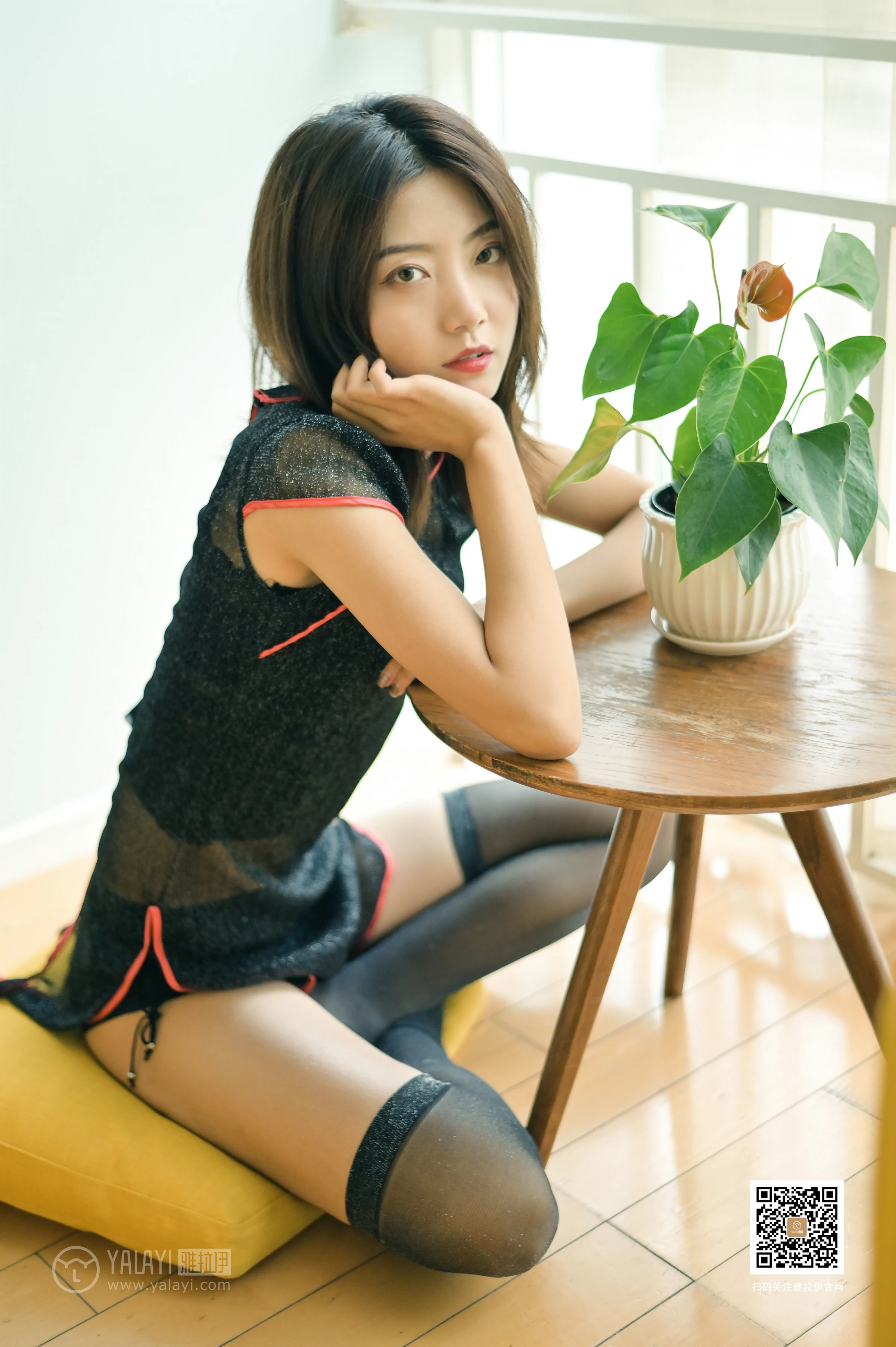 [YALAYI雅拉伊]No.382 纹纹 黑色透视情趣旗袍加黑色丝袜美腿性感私房写真集第3张