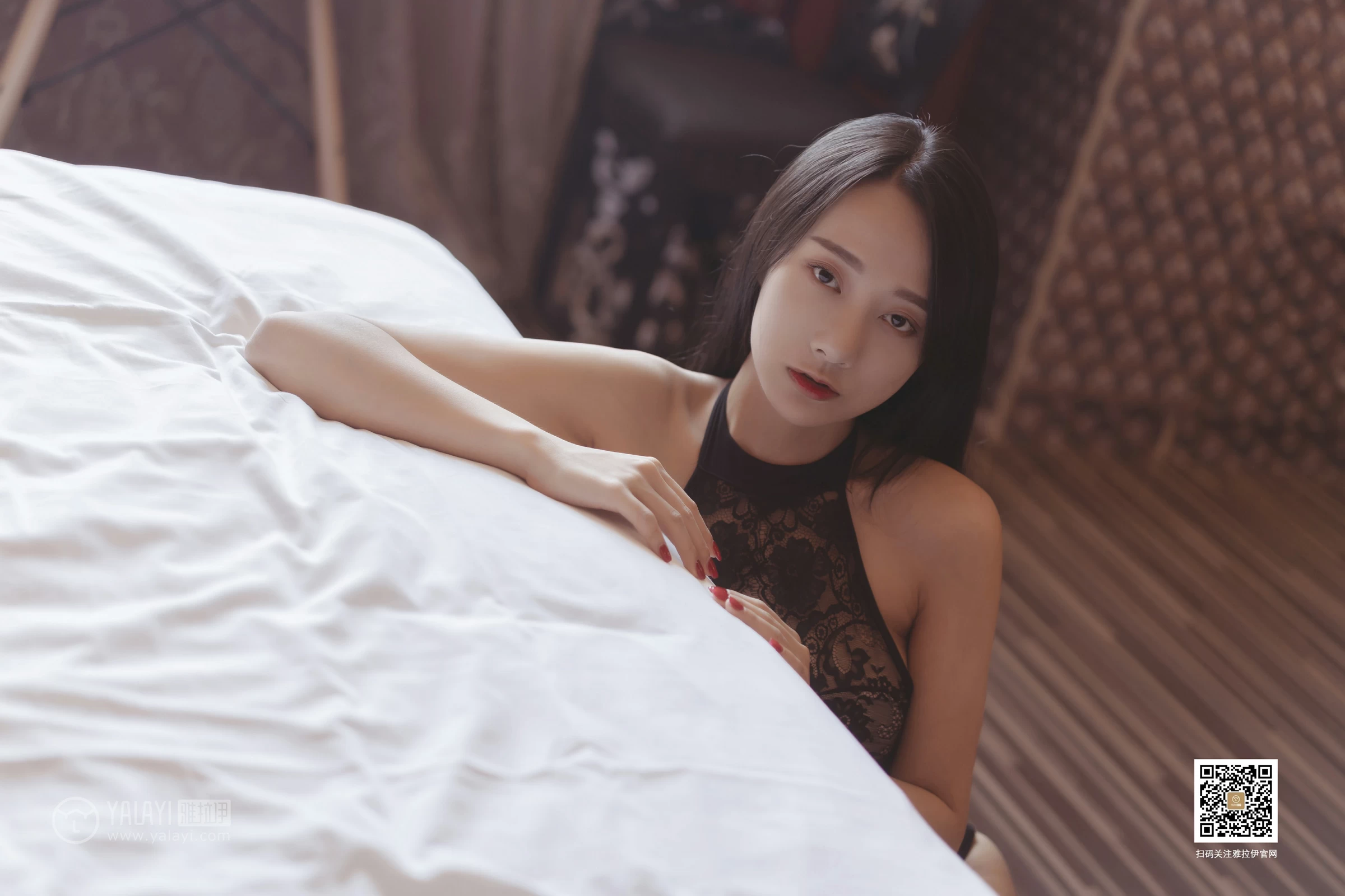 [YALAYI雅拉伊]No.389 睡美人 何嘉颖 黑色透视镂空情趣内衣性感私房写真集第10张