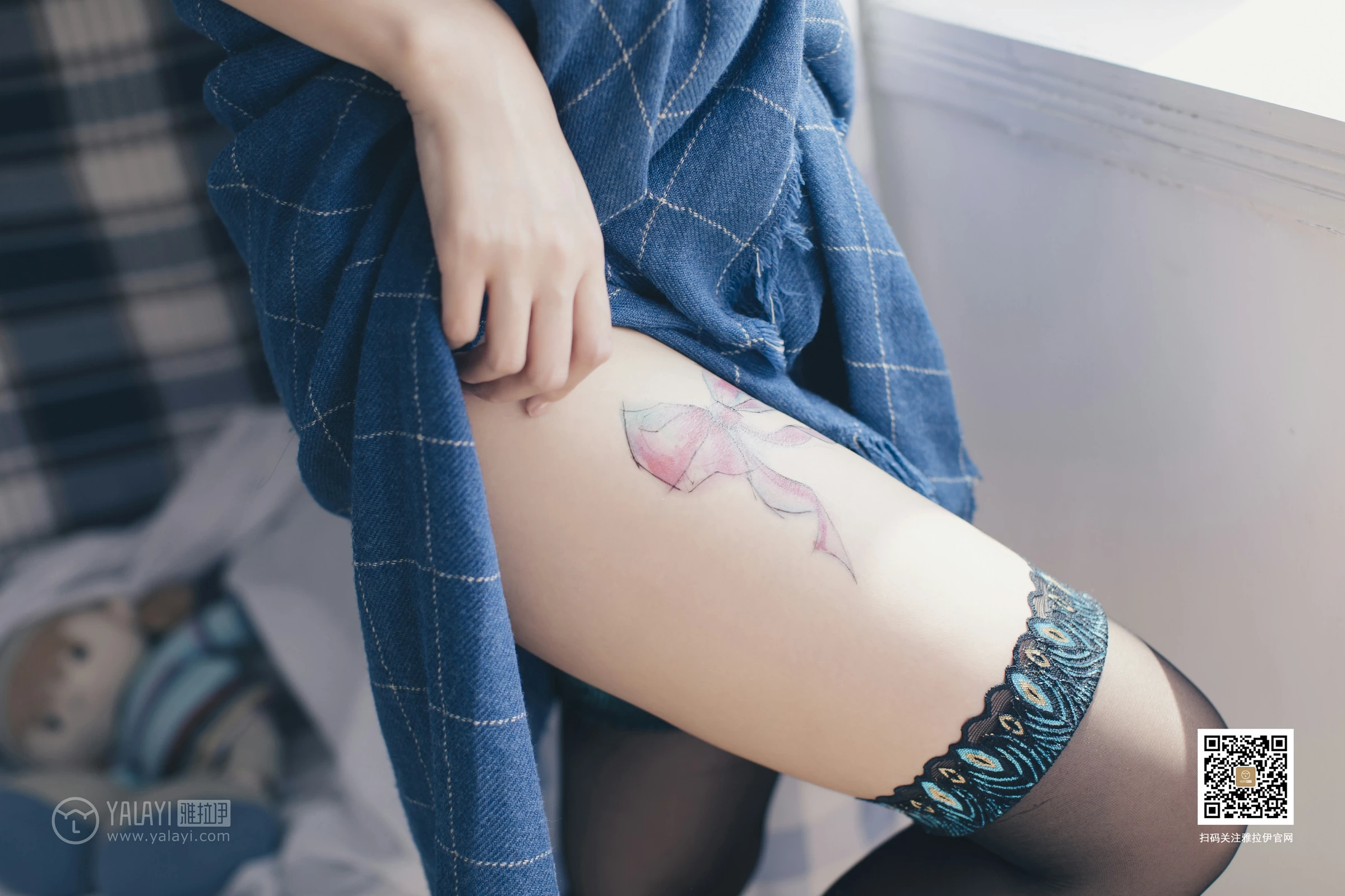 [YALAYI雅拉伊]No.393 丝情袜意 佳佳 情趣透视镂空肚兜加黑色丝袜美腿性感私房写真集第16张